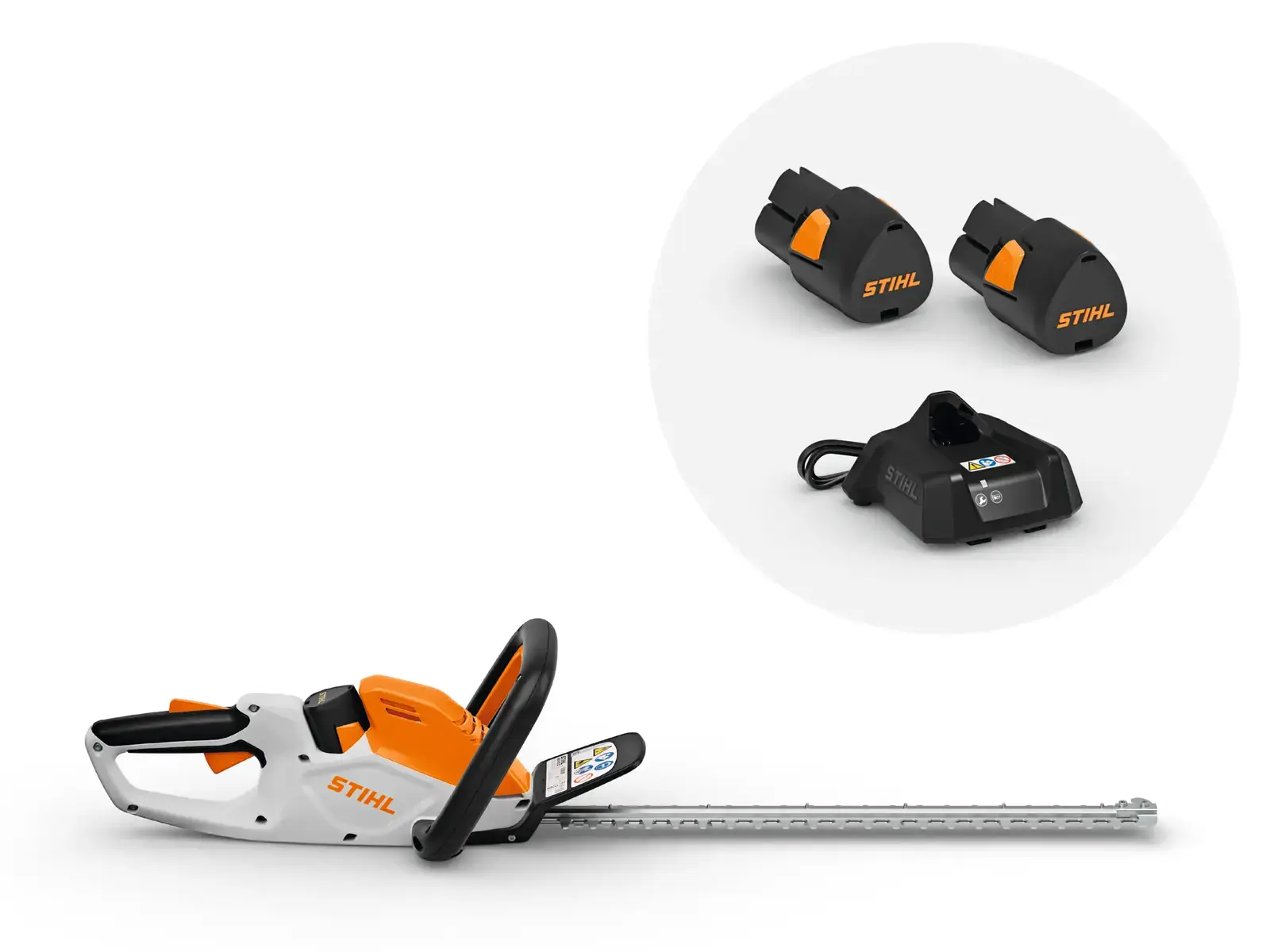 Stihl HSA40 Akku-Heckenschere mit langem Schwert, zwei Akkus und Ladegerät auf weißem Hintergrund.