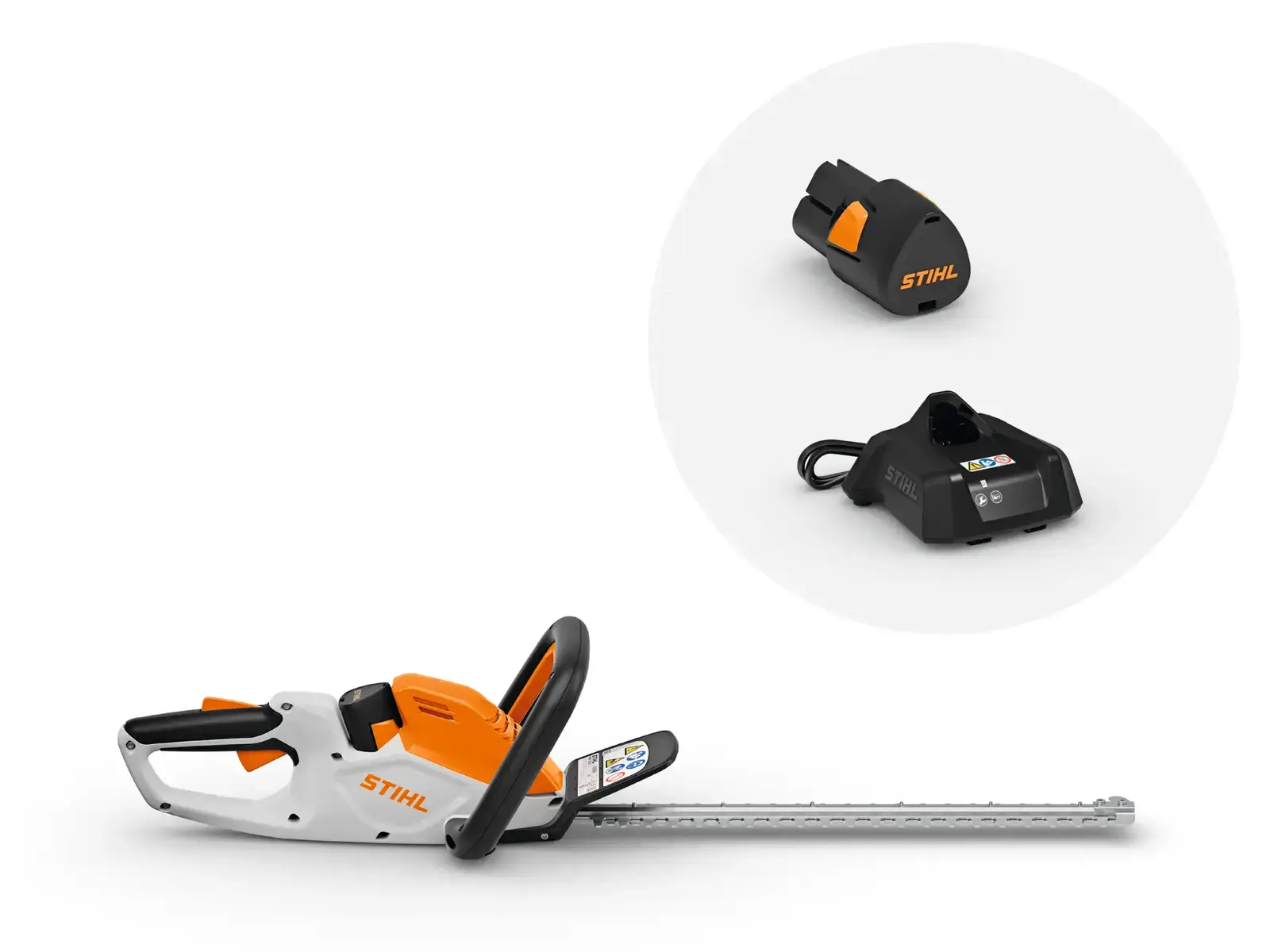 Stihl HSA30 Akku-Heckenschere in Weiß-Orange mit Akku und Ladegerät vor weißem Hintergrund.