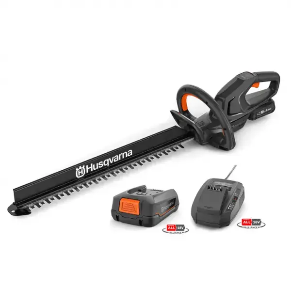 Husqvarna ASPIRE H50 Akku-Heckenschere mit Akku und Ladegerät auf weißem Hintergrund.