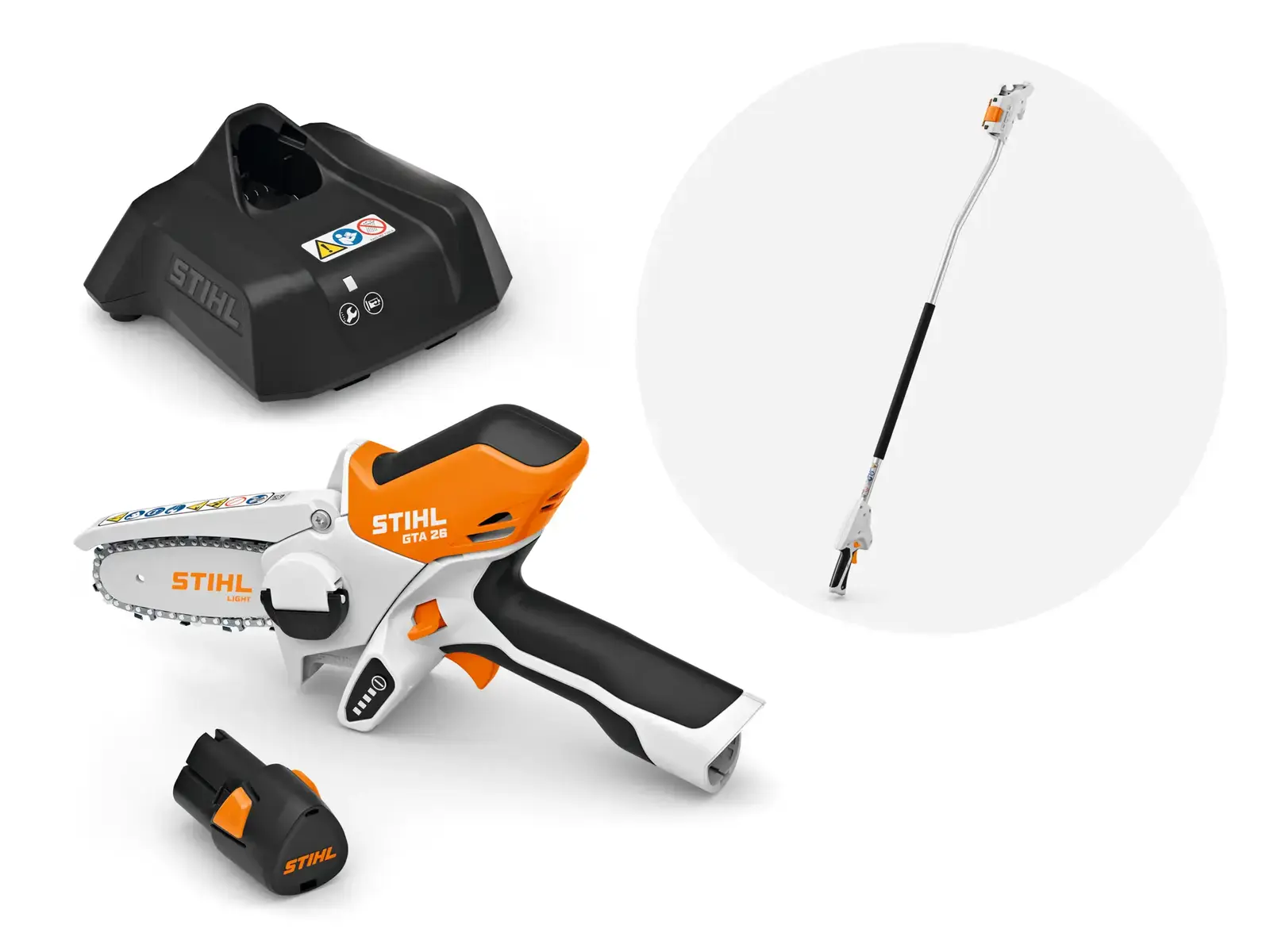Stihl GTA26 Akkugeräte Astsäge mit Ladegerät, Akku und Verlängerungsstiel auf weißem Hintergrund.