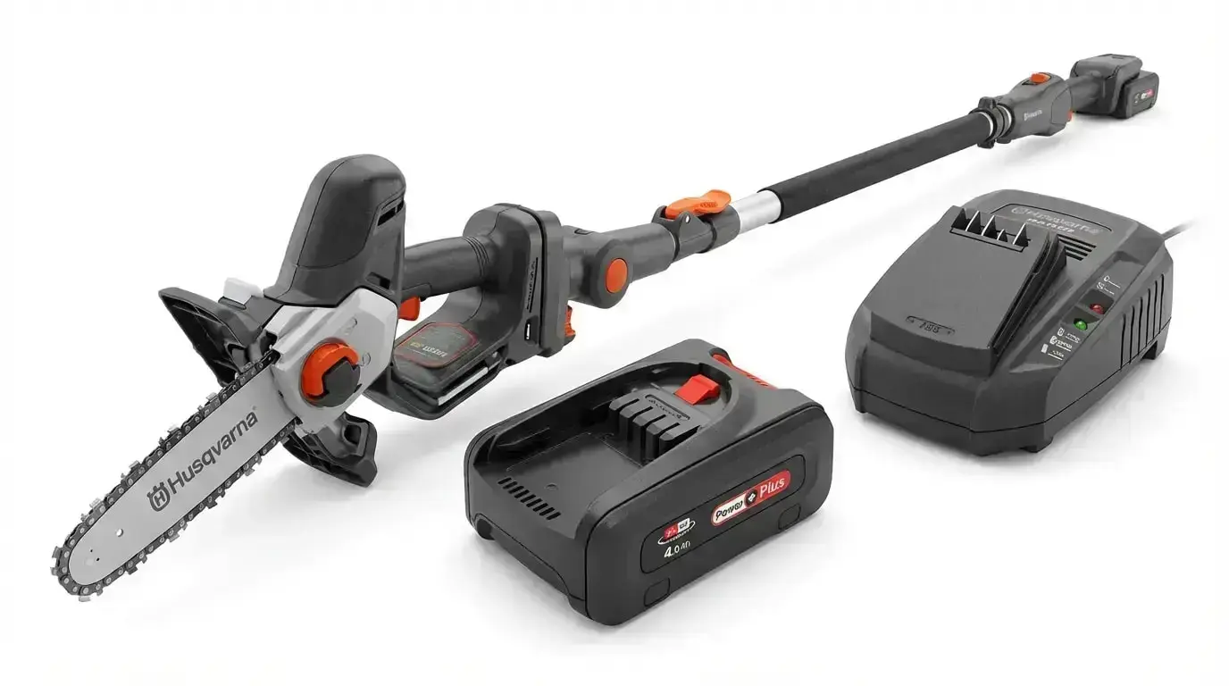 Husqvarna ASPIRE P8X TELE Akku-Astsäge mit langem Stiel, Akku und Ladegerät, auf weißem Hintergrund.