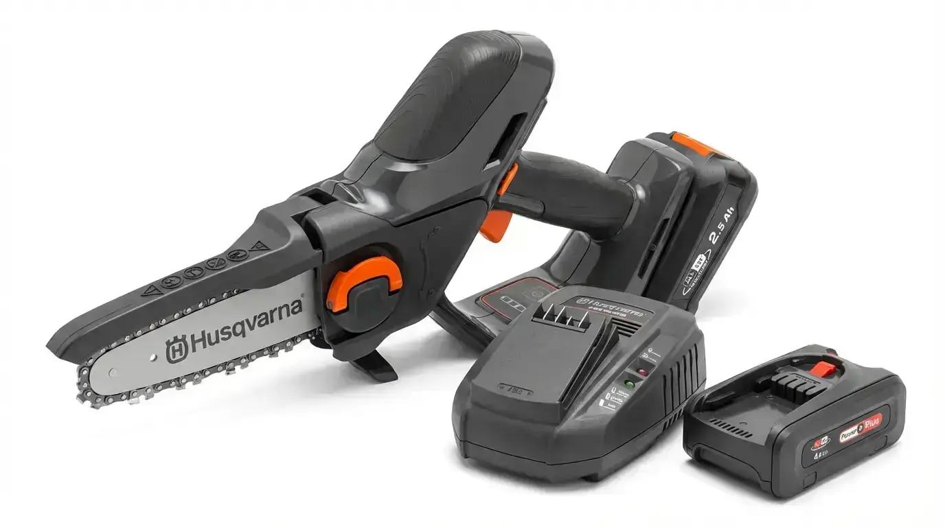 Husqvarna ASPIRE P5 Astsäge mit Akku und Ladegerät, auf weißem Hintergrund freigestellt.