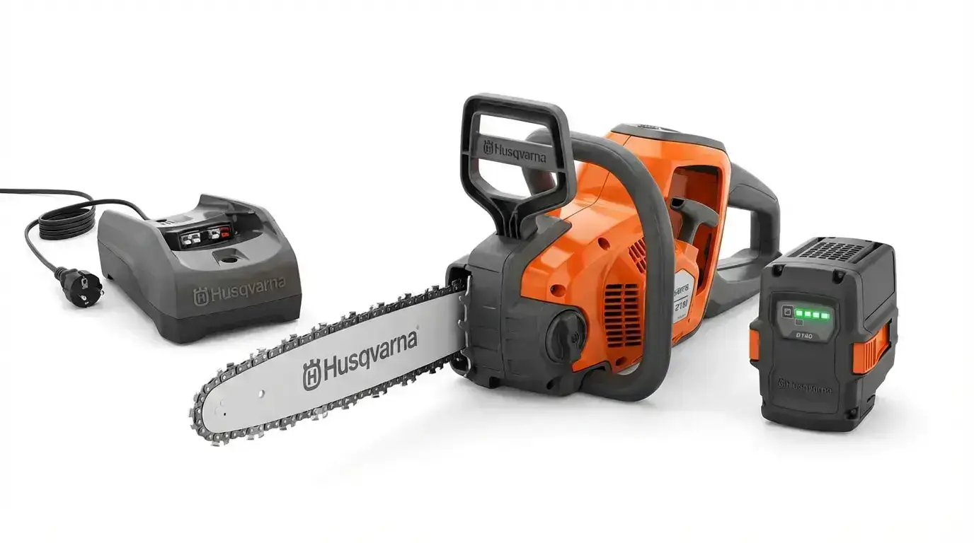 Husqvarna 215I Akku-Motorsäge in Orange und Grau, daneben ein Akku und das Ladegerät auf weißem Hintergrund.
