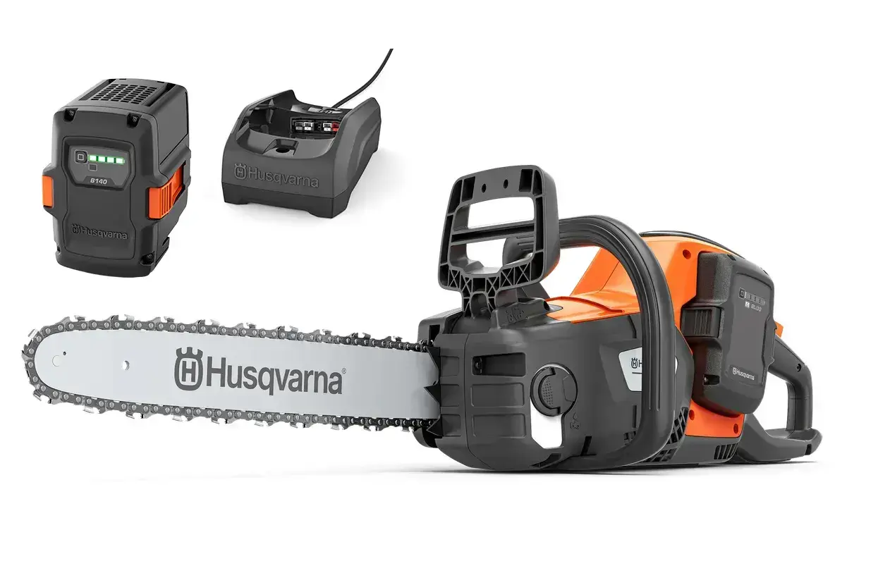 Husqvarna 242I Akku-Motorsäge mit Sägekette, Akku B140 und Ladegerät QC80 auf weißem Hintergrund.