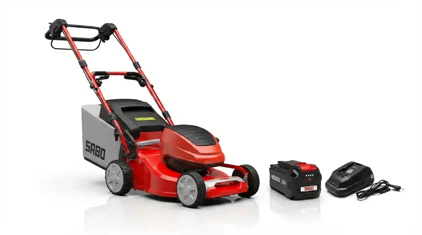 Sabo 43-ACCU VARIO Akku-Rasenmäher in Rot-Schwarz mit Grasfangbox, Akku und Ladegerät auf weißem Hintergrund.