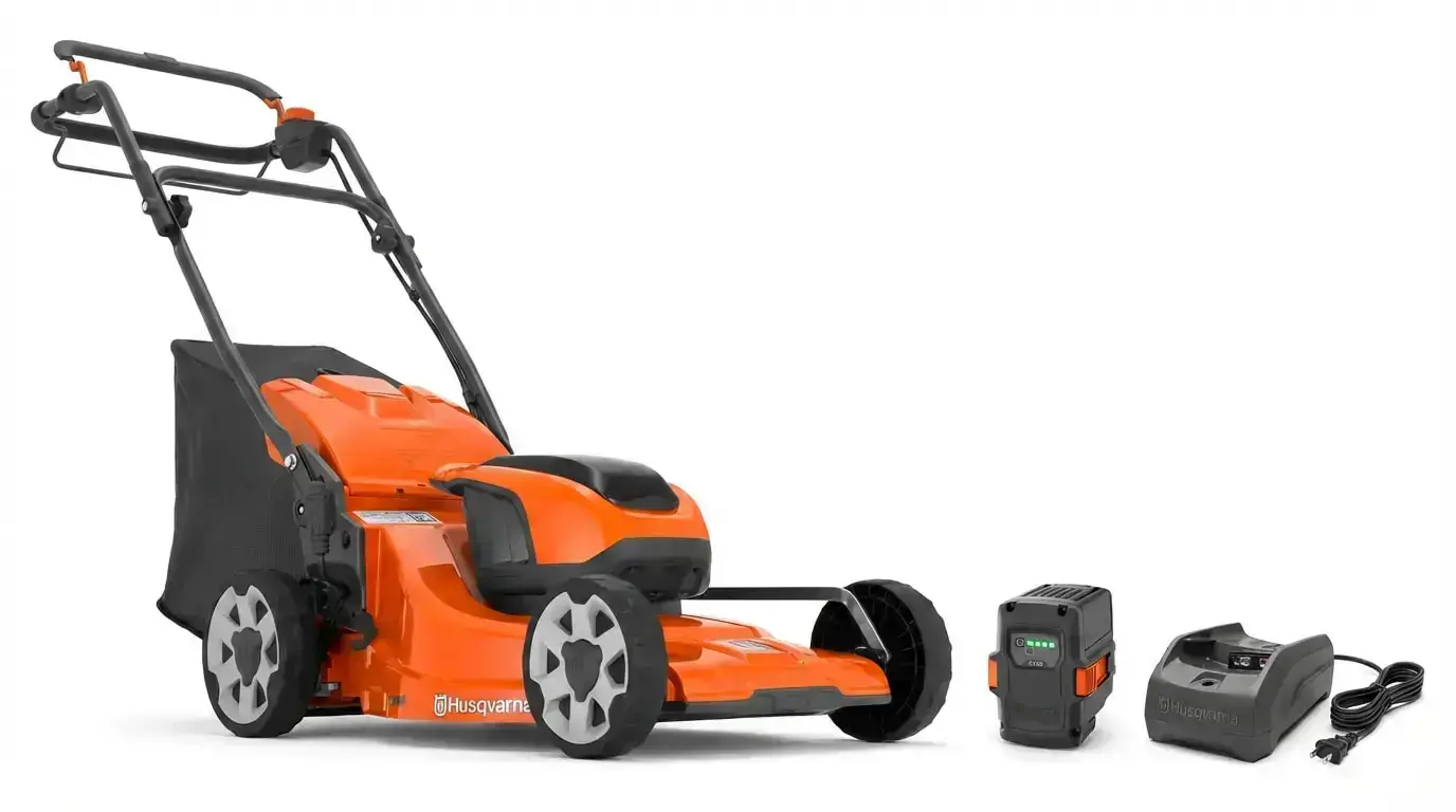 Oranger Husqvarna LC142IS Akku-Rasenmäher mit Grasfangsack, Akku und Ladegerät auf weißem Hintergrund.