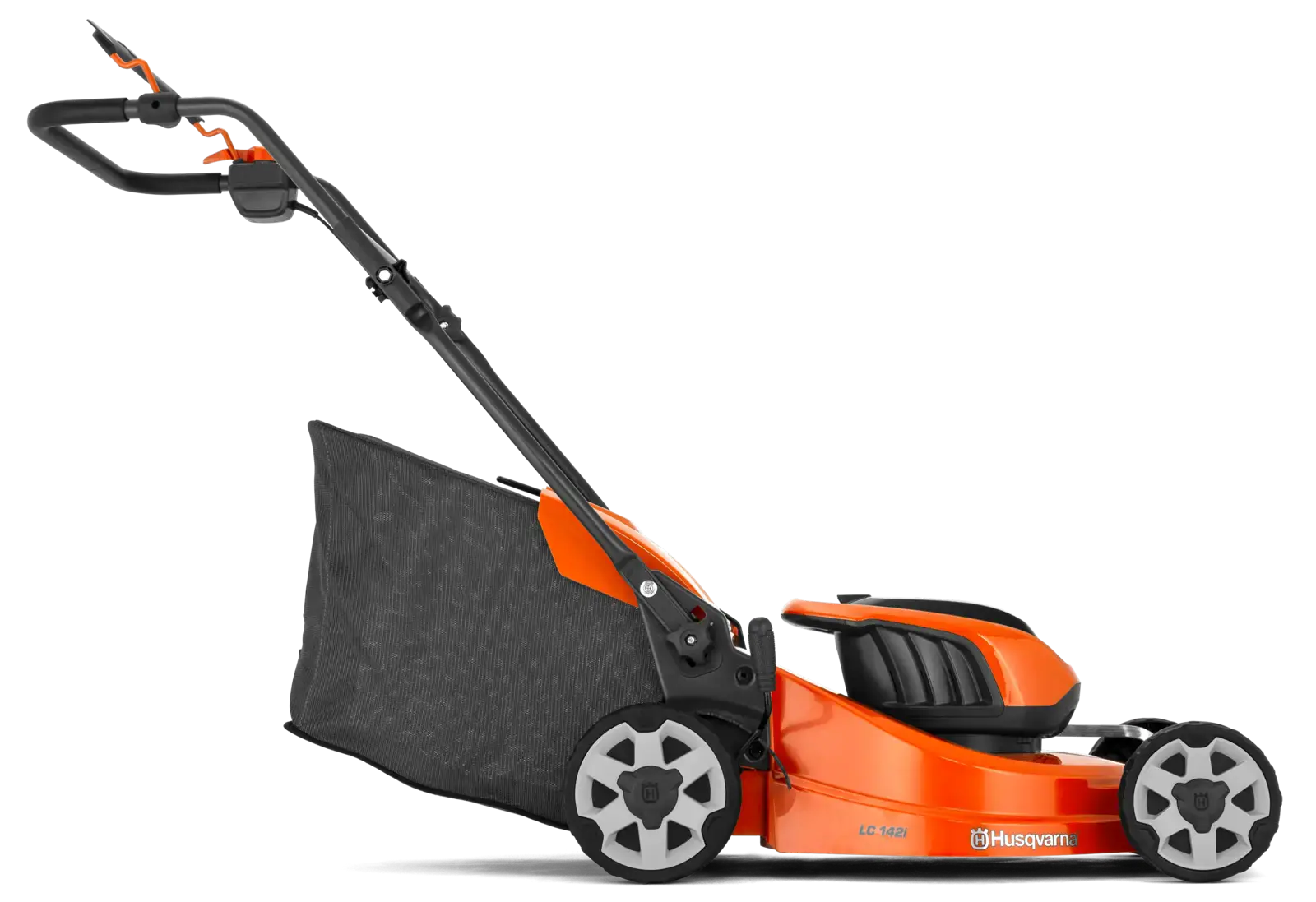 Orange-schwarzer Husqvarna LC142I Akku-Rasenmäher von der Seite. Mit Grasfangkorb und ergonomischem Griff für einfache Bedienung.