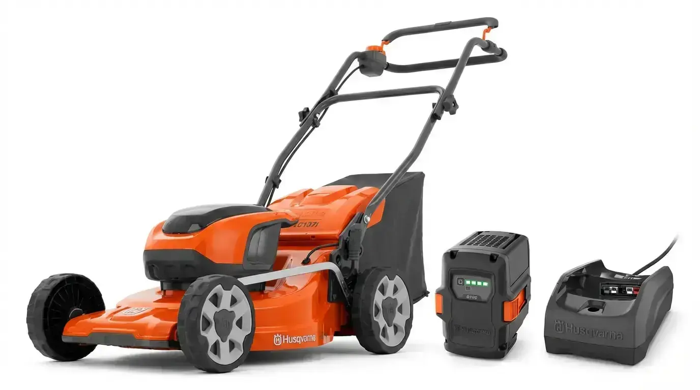 Orangefarbener Husqvarna LC137I Akku-Rasenmäher mit Grasfangkorb, Akku und Ladegerät vor weißem Hintergrund.