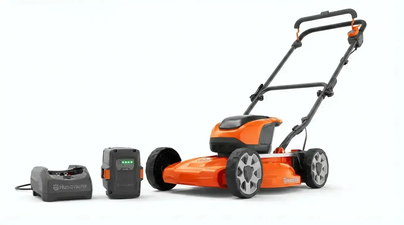 Husqvarna LB144I Akku-Rasenmäher in Orange und Schwarz mit Akku und Ladegerät auf weißem Hintergrund.