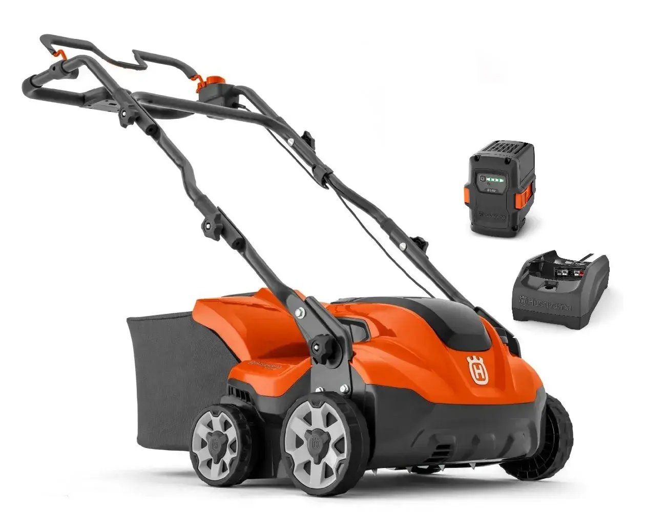 Husqvarna S138I Akku-Vertikutierer in Orange und Schwarz mit Akku und Ladegerät vor weißem Hintergrund.