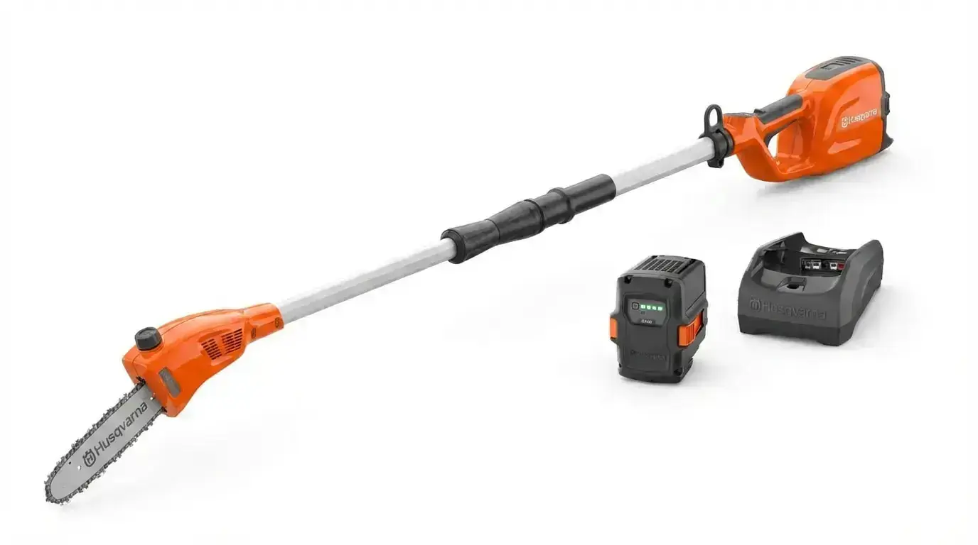 Husqvarna 120ITK4-P Akku-Hochentaster mit Ladegerät und Akku, ideal für die Baumpflege.