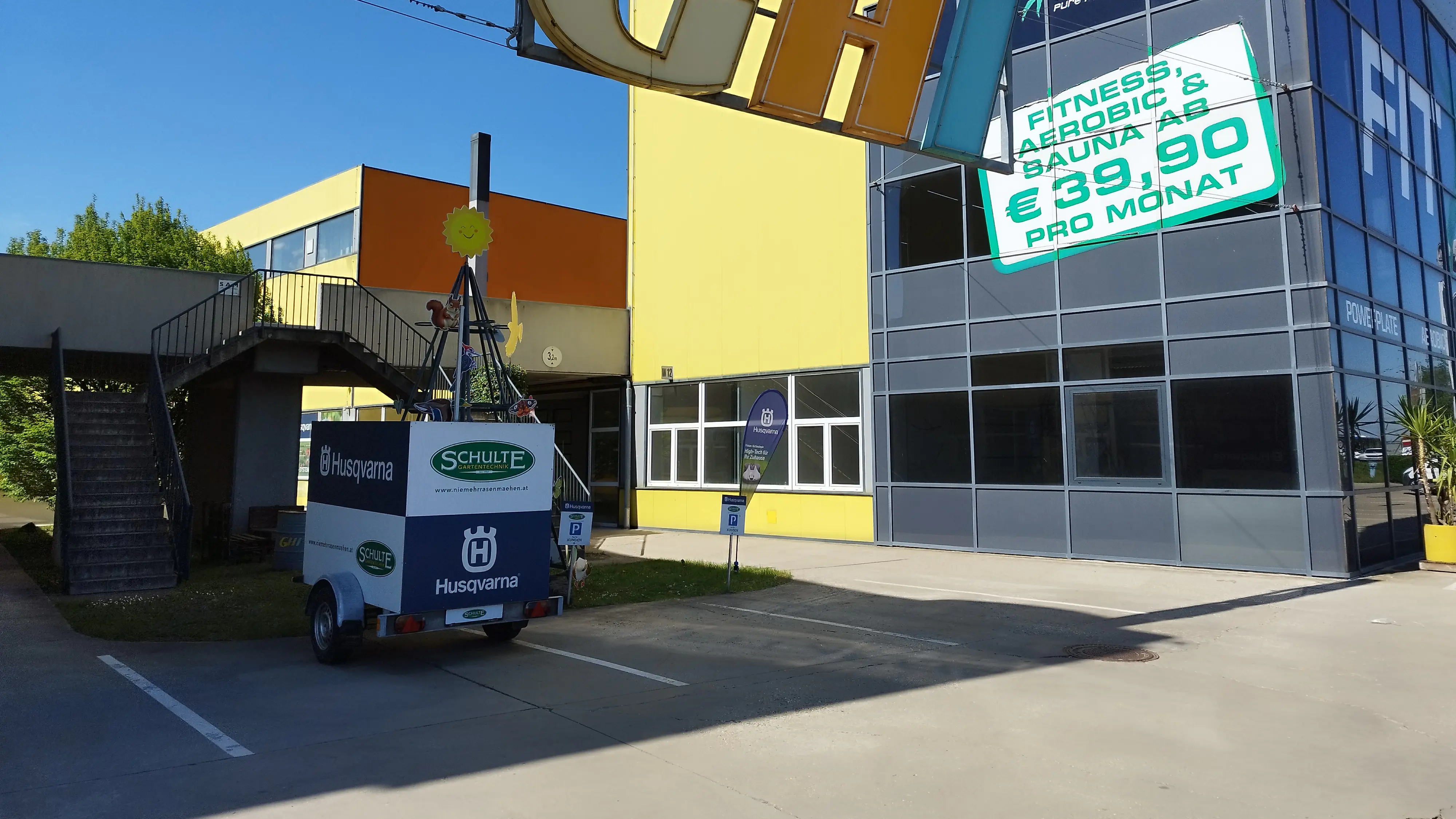 SGTech Gerasdorf - Parkplatz Einfahrt seitlich