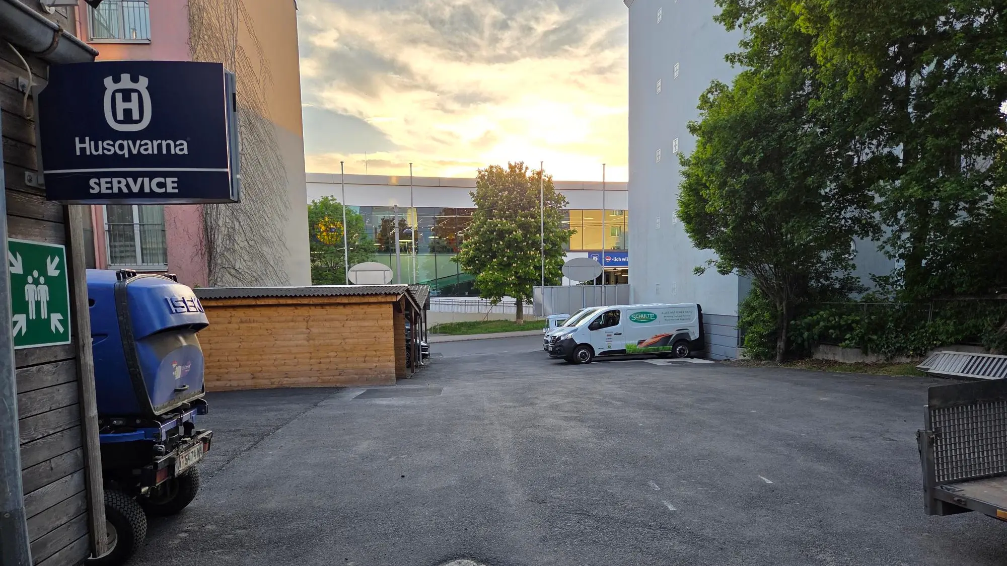 SGTech Wien - Parkplatz - Ansicht zur Strasse