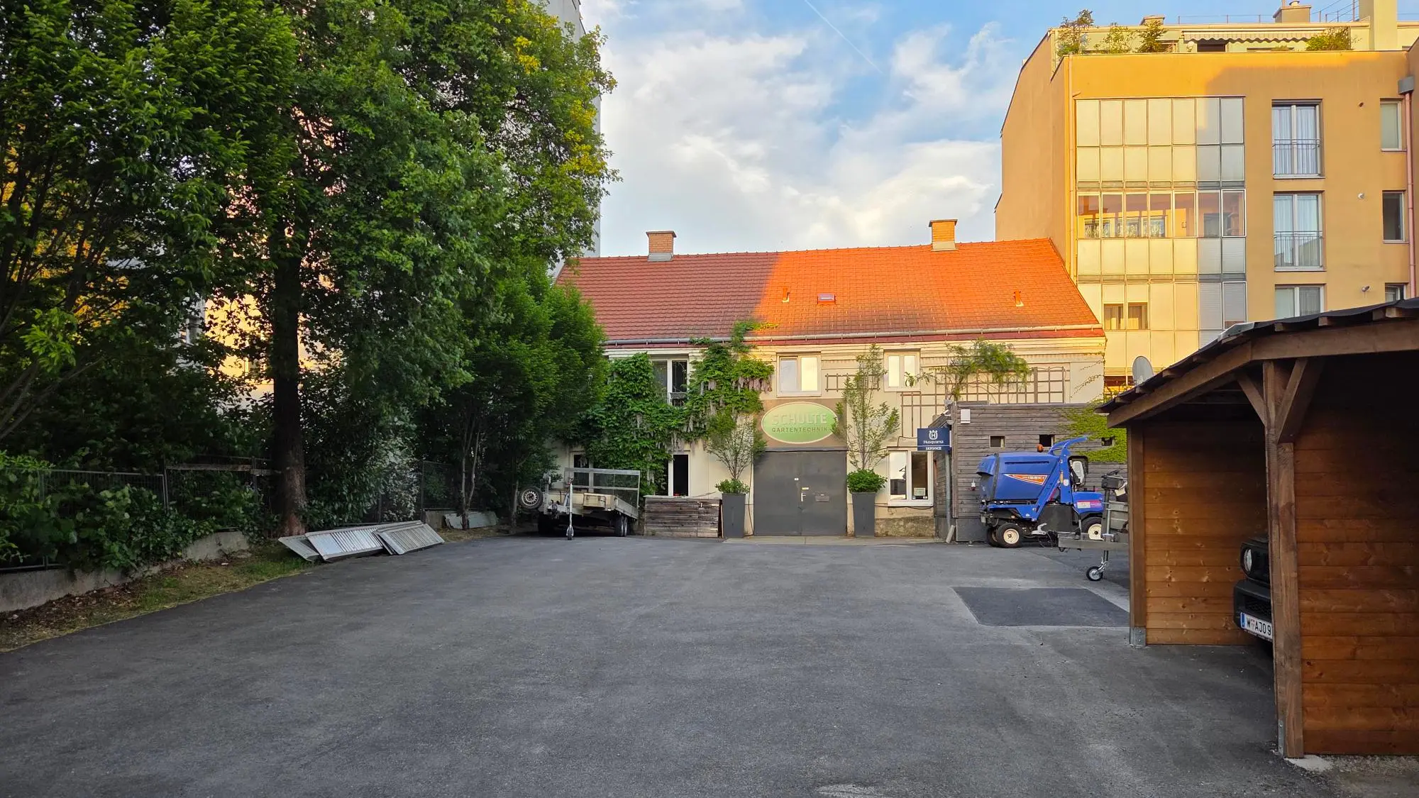 SGTech Wien - Parkplatz - Ansicht zur Firma