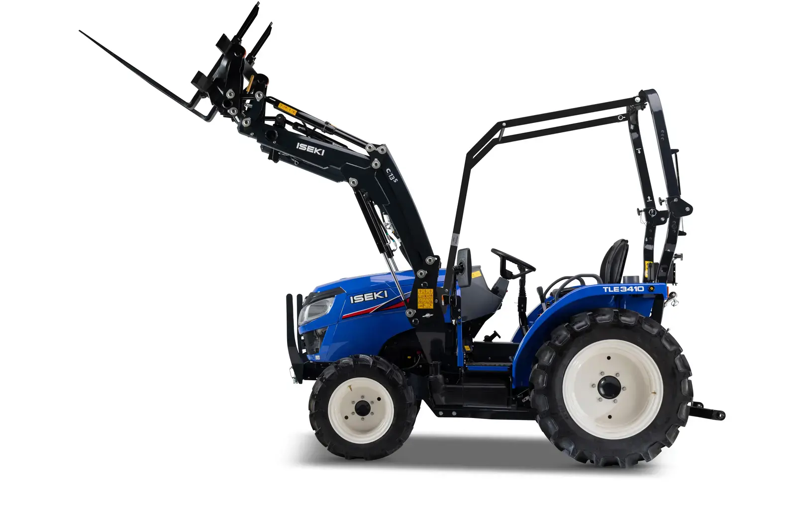 Blauer ISEKI TLE3410AL Traktor mit Frontlader und Gabel auf weißem Hintergrund, seitliche Ansicht.