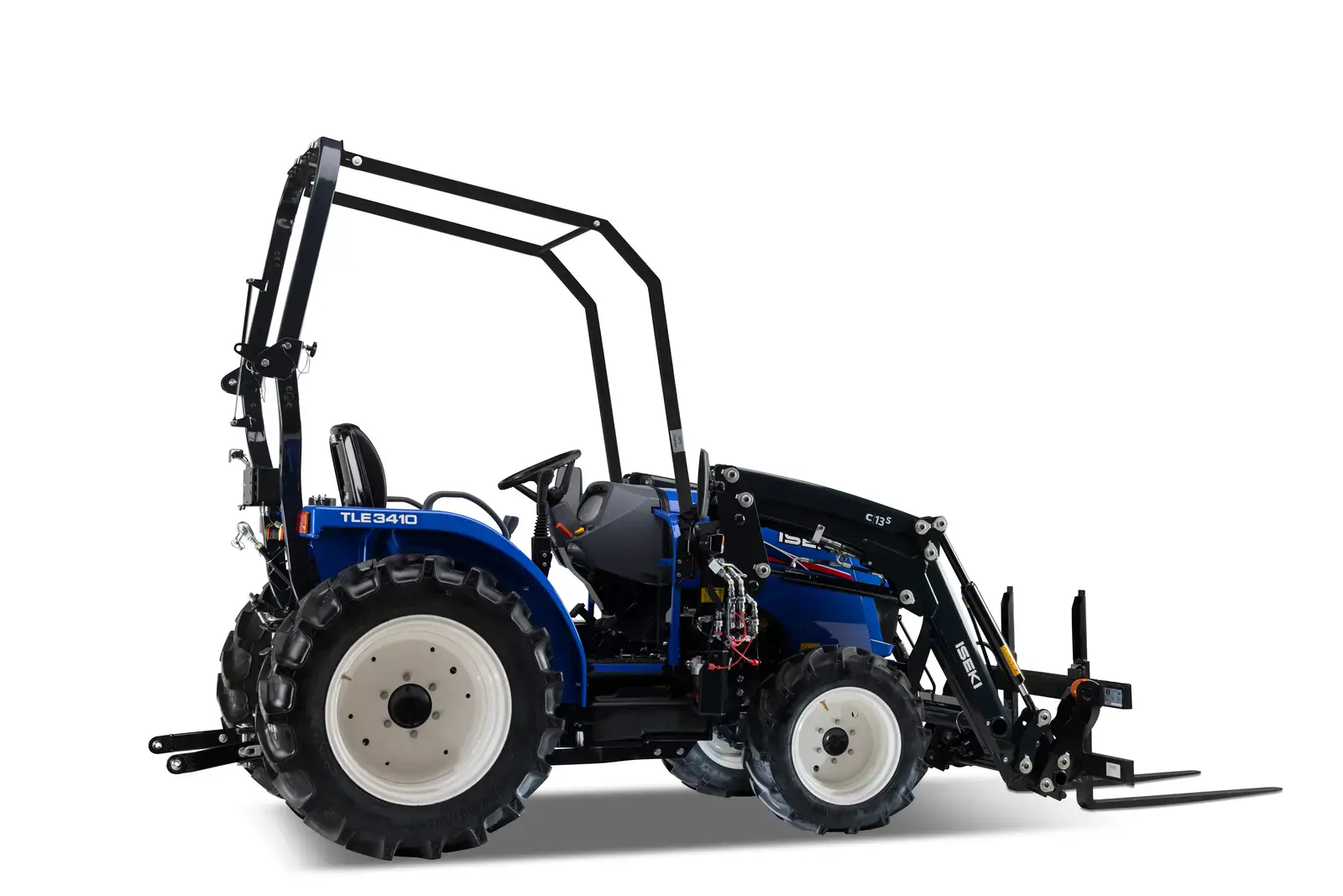 Blauer ISEKI Kompakttraktor TLE3410AHL mit Frontlader und Gabeln, seitlich auf weißem Hintergrund.