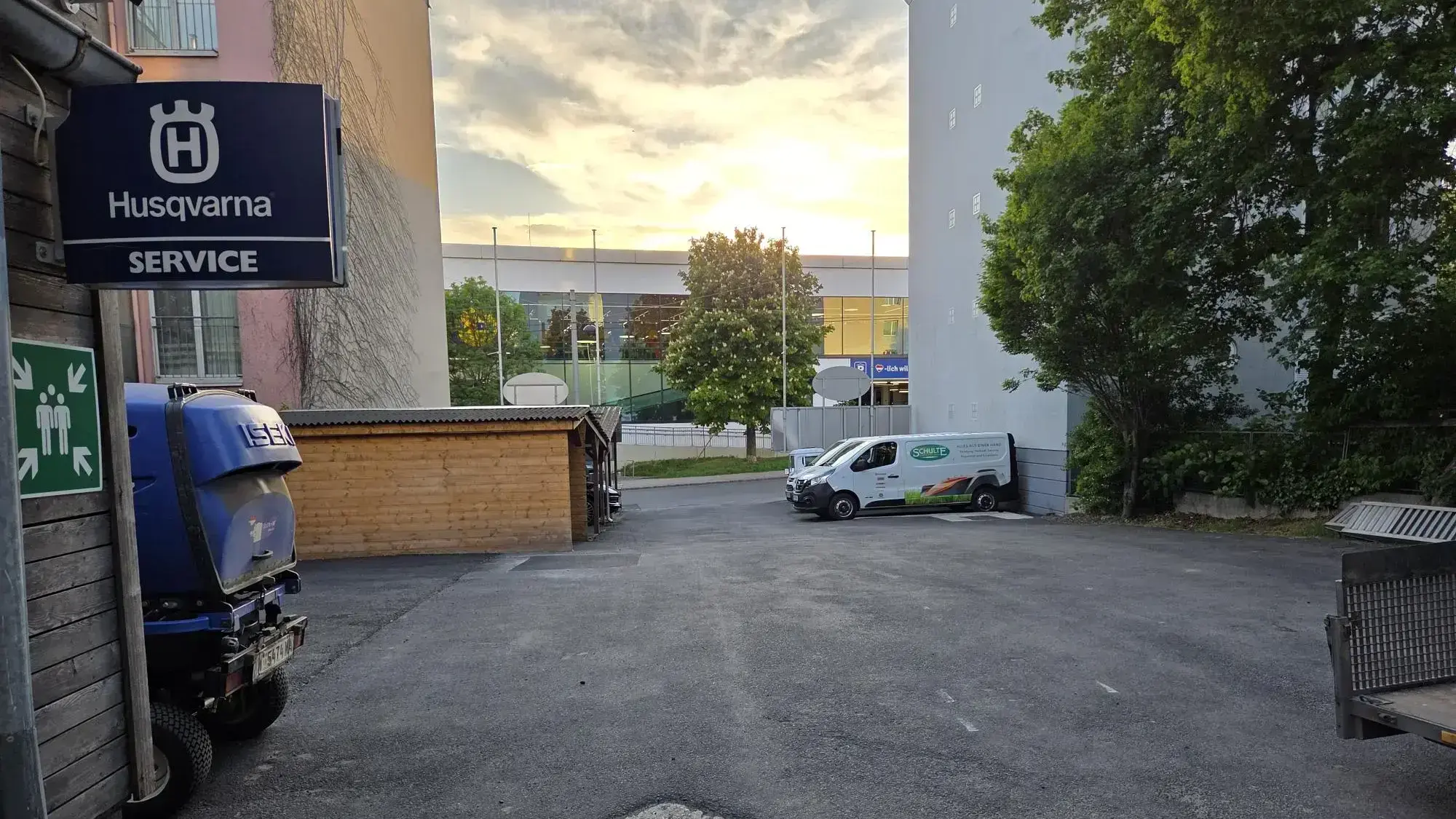 SGTech Wien Parkplatz von der Werkstätte aus gesehen