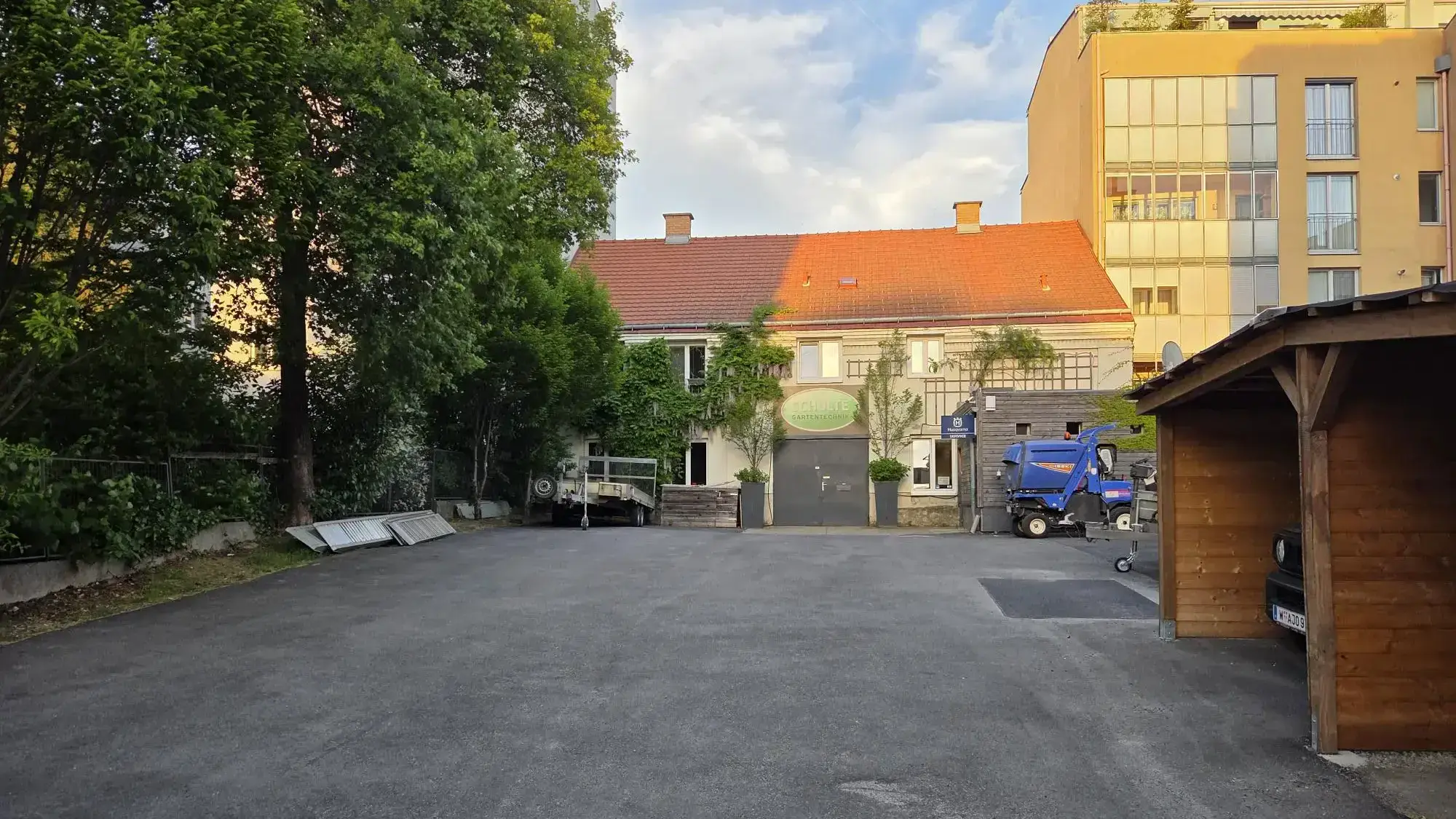 SGTech Wien Parkplatz zur Werkstätte gesehen