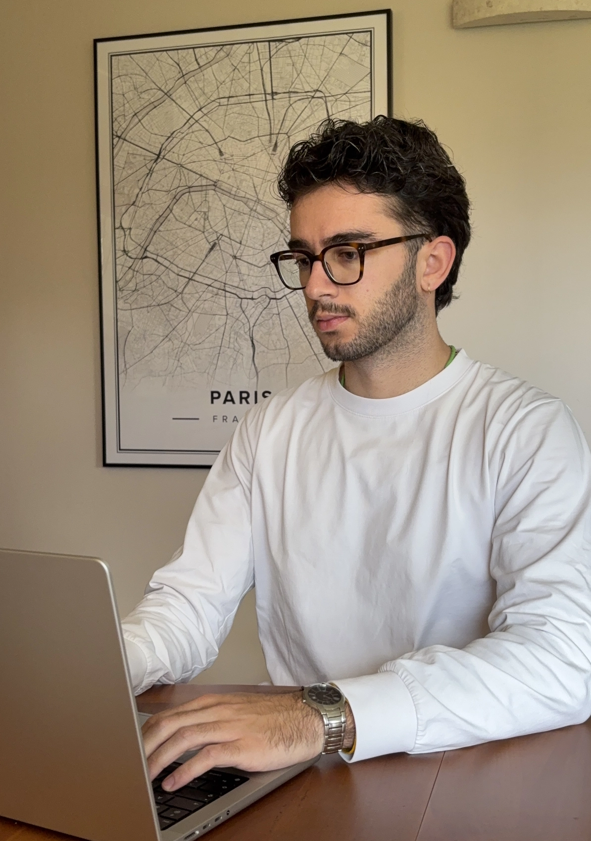 Hugo, fondateur de studio90 travaille sur un ordinateur portable.