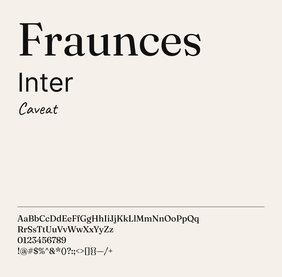 Exemples de polices Fraunces, Inter et Caveat avec alphabets majuscules, minuscules, chiffres et symboles sur fond beige.