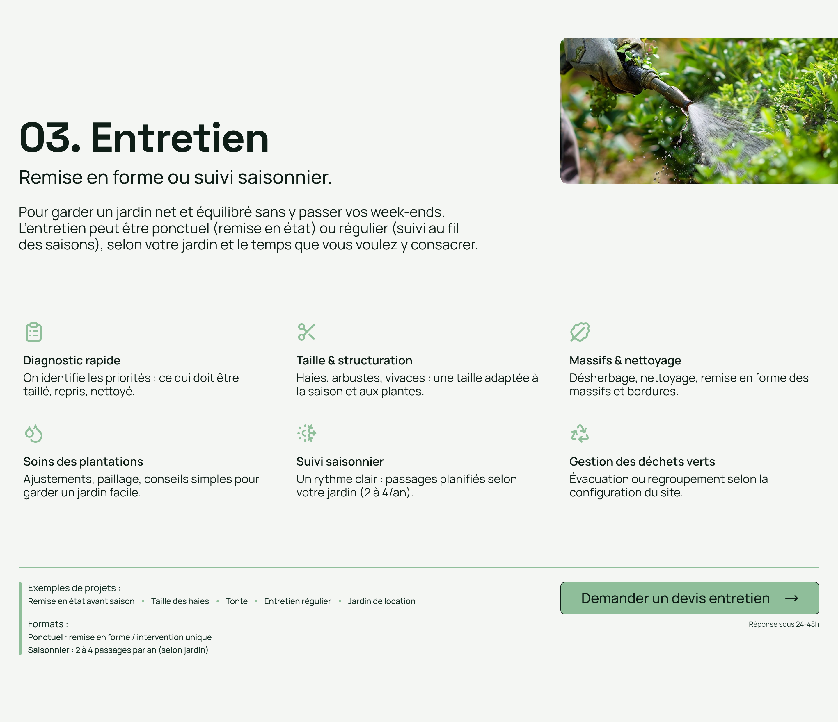 Une main gantée utilisant un tuyau d'arrosage pour pulvériser de l'eau sur une haie verte dense.