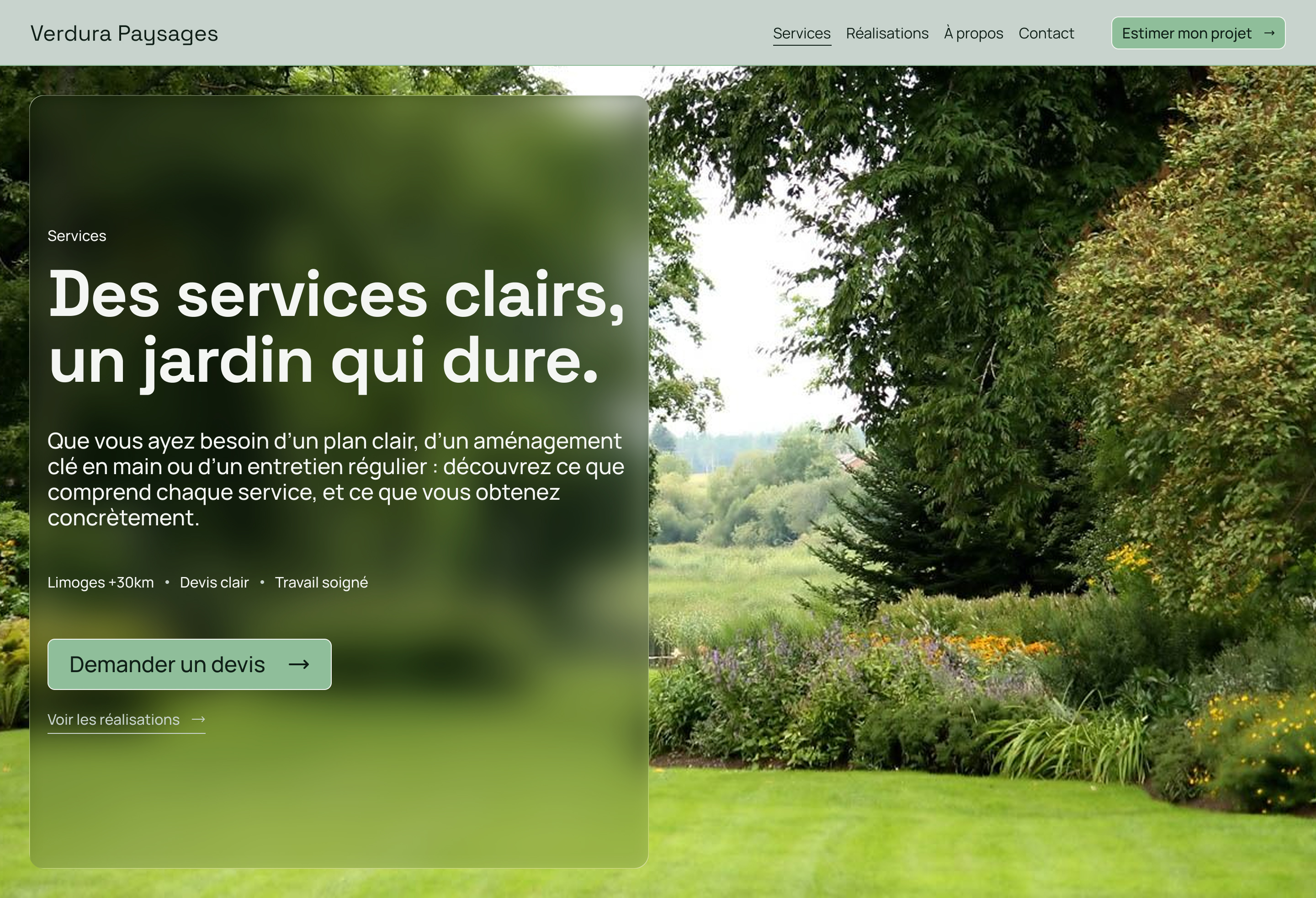 Jardin vert bien entretenu avec pelouse, fleurs colorées et arbustes sous un ciel clair.