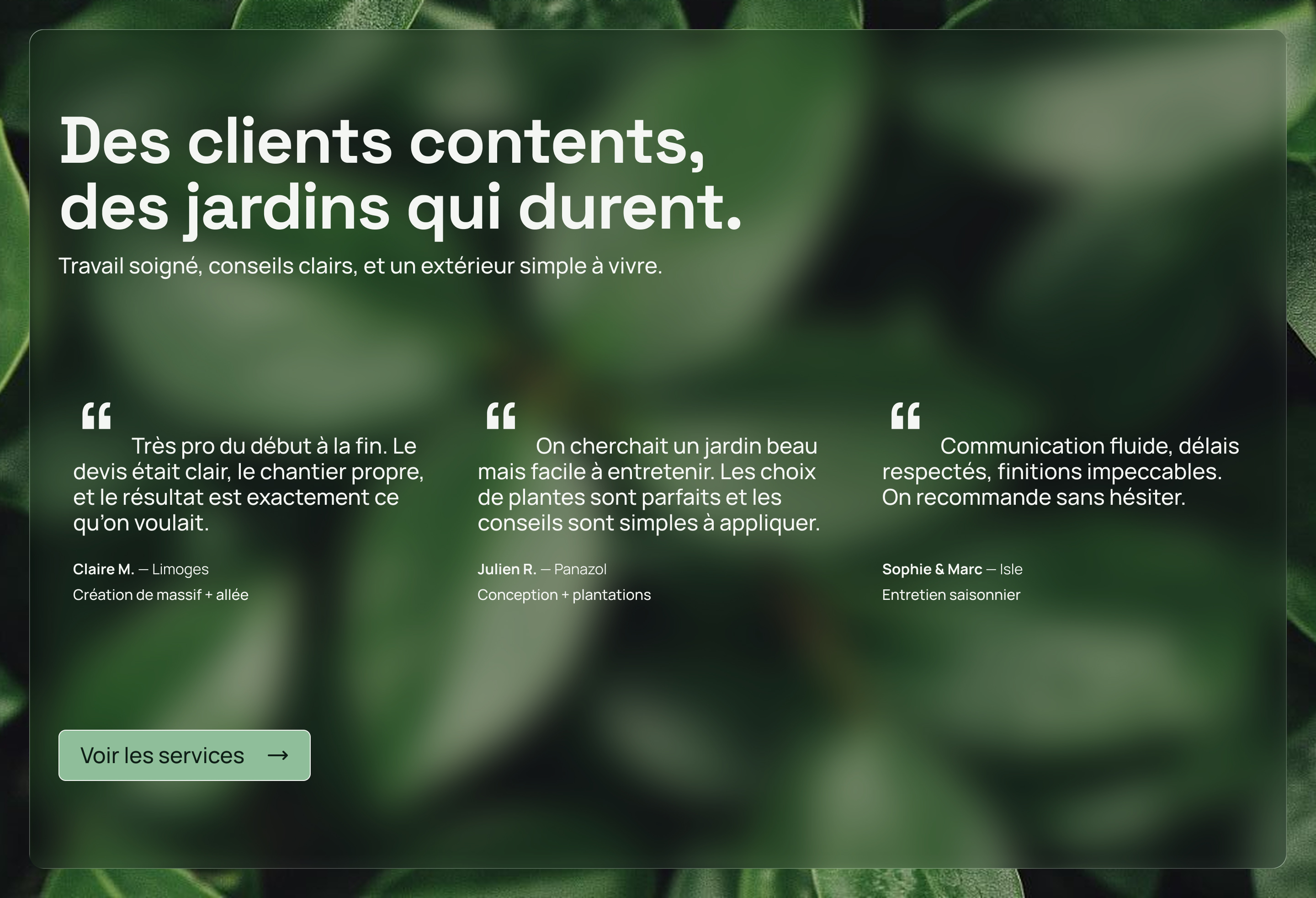 Fond de grandes feuilles vertes floues avec un encadré transparent montrant des témoignages clients en français sur des services de jardinage.