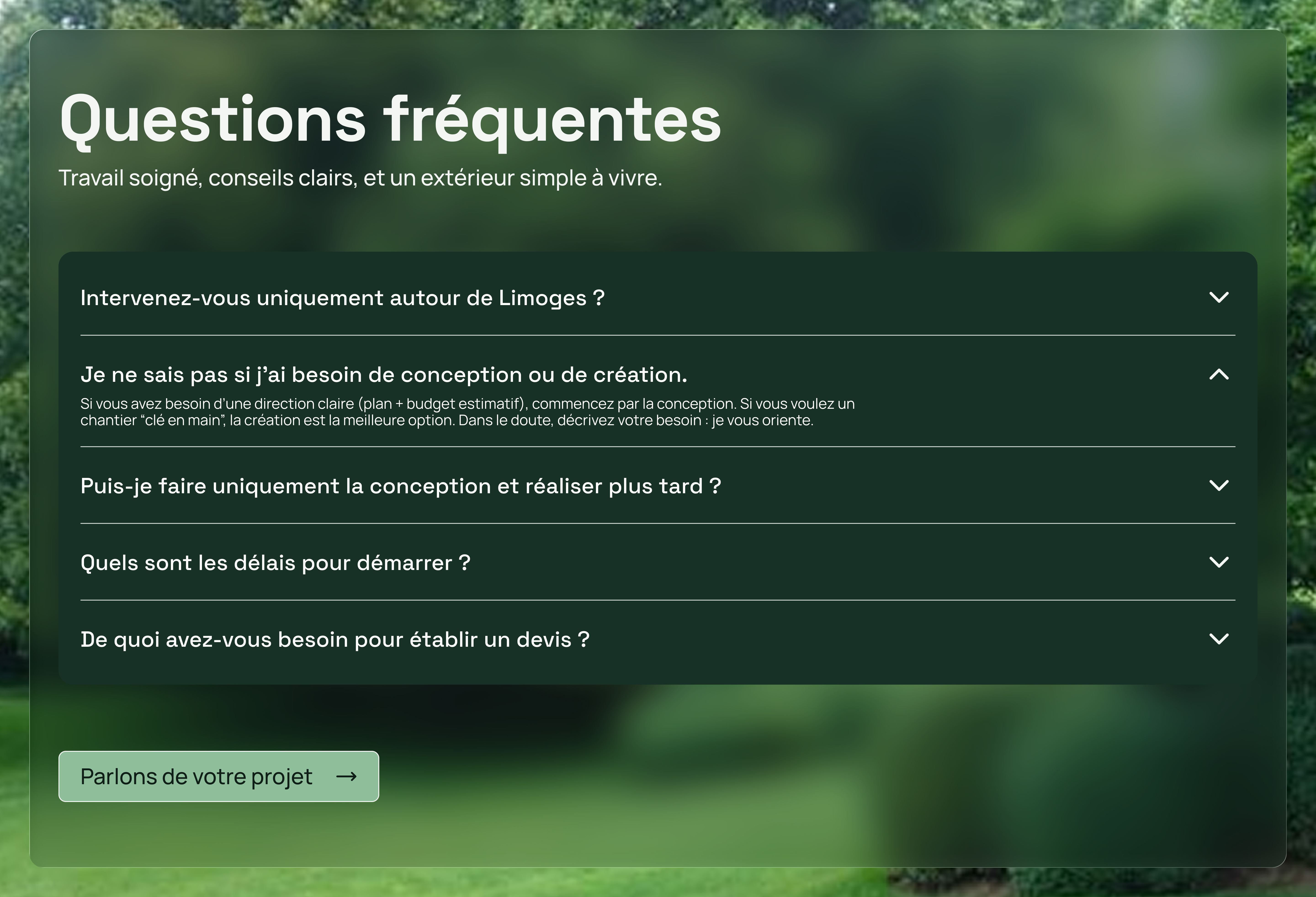 Section FAQ avec questions sur la conception et création de projets extérieurs, sur fond de jardin flou.