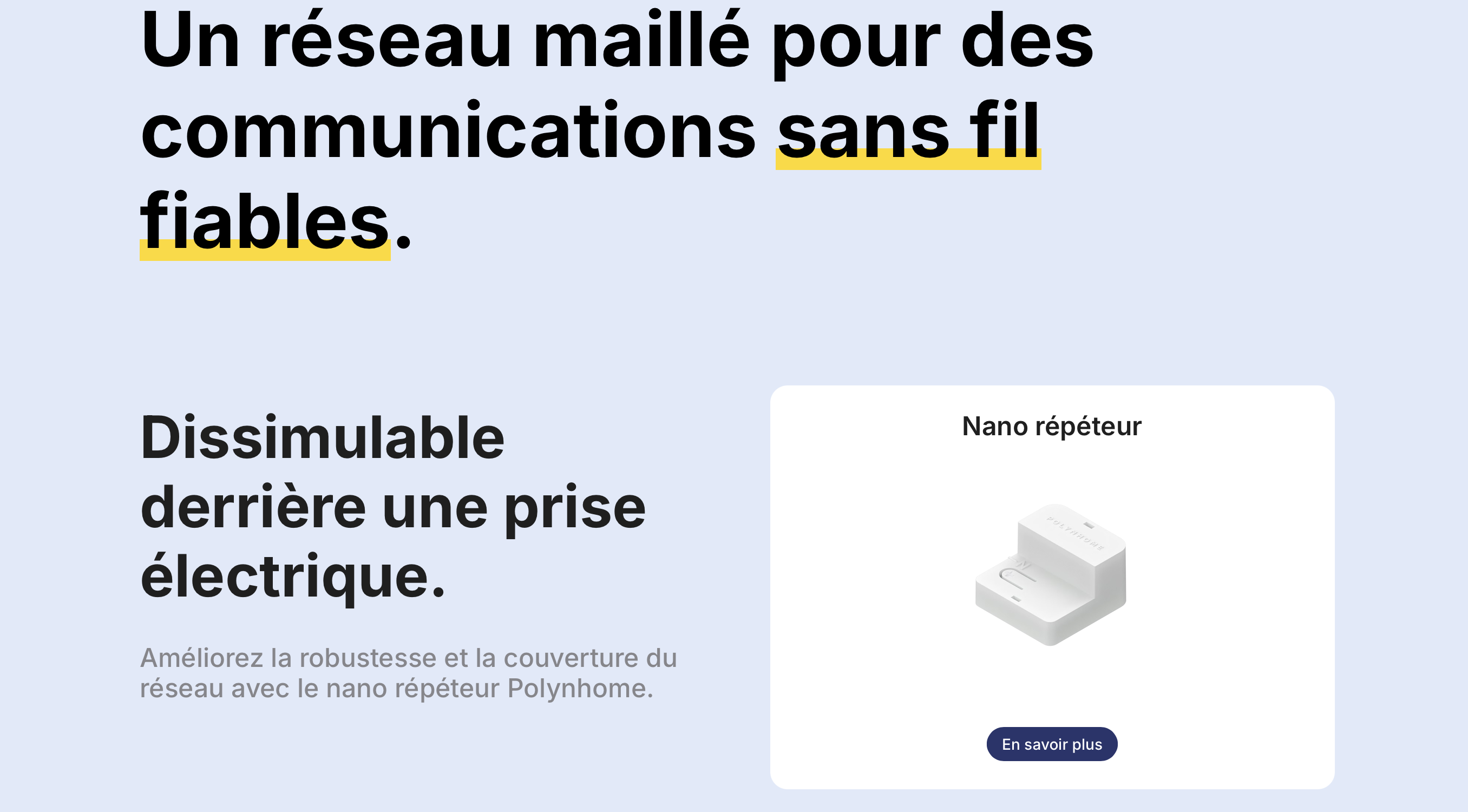 Image du nano répéteur sans fil blanc, compact et dissimulé derrière une prise électrique, améliore la robustesse et la couverture du réseau.