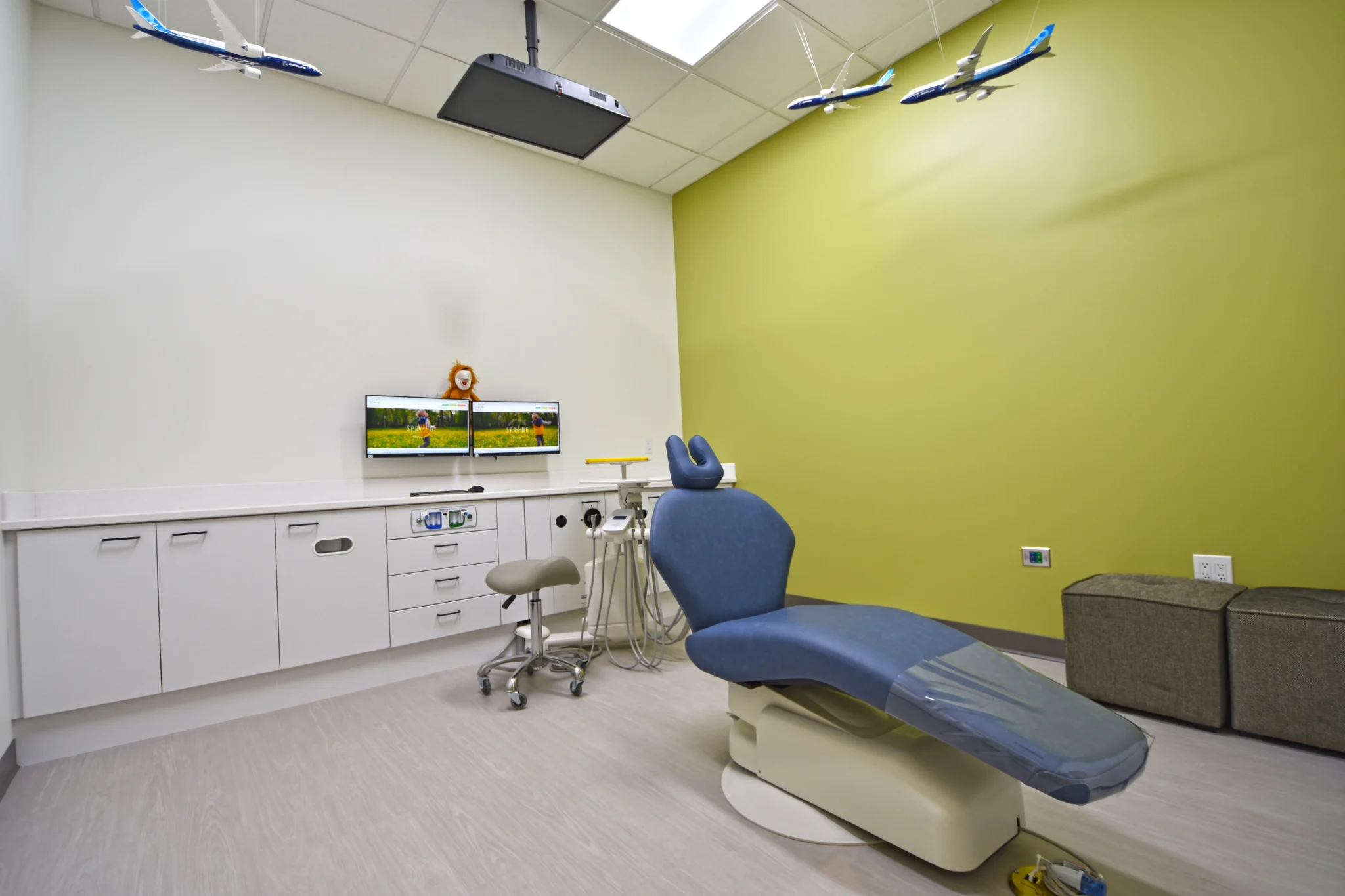 [background image] image of a welcoming reception area (for a automotive service)