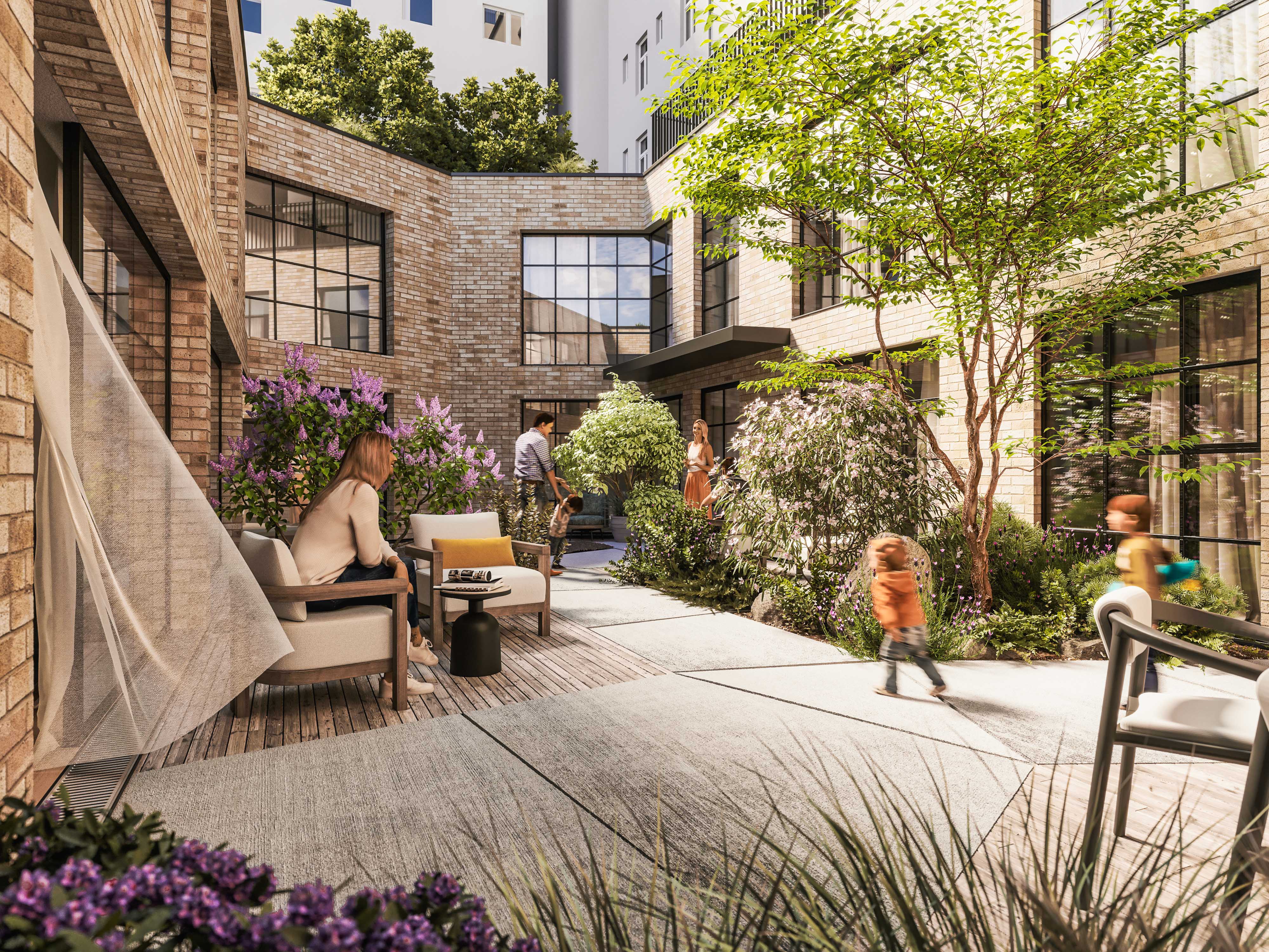 Innenhof mit Sitzbereich, bepflanzten Beeten und spielenden Kindern bei sonnigem Wetter.