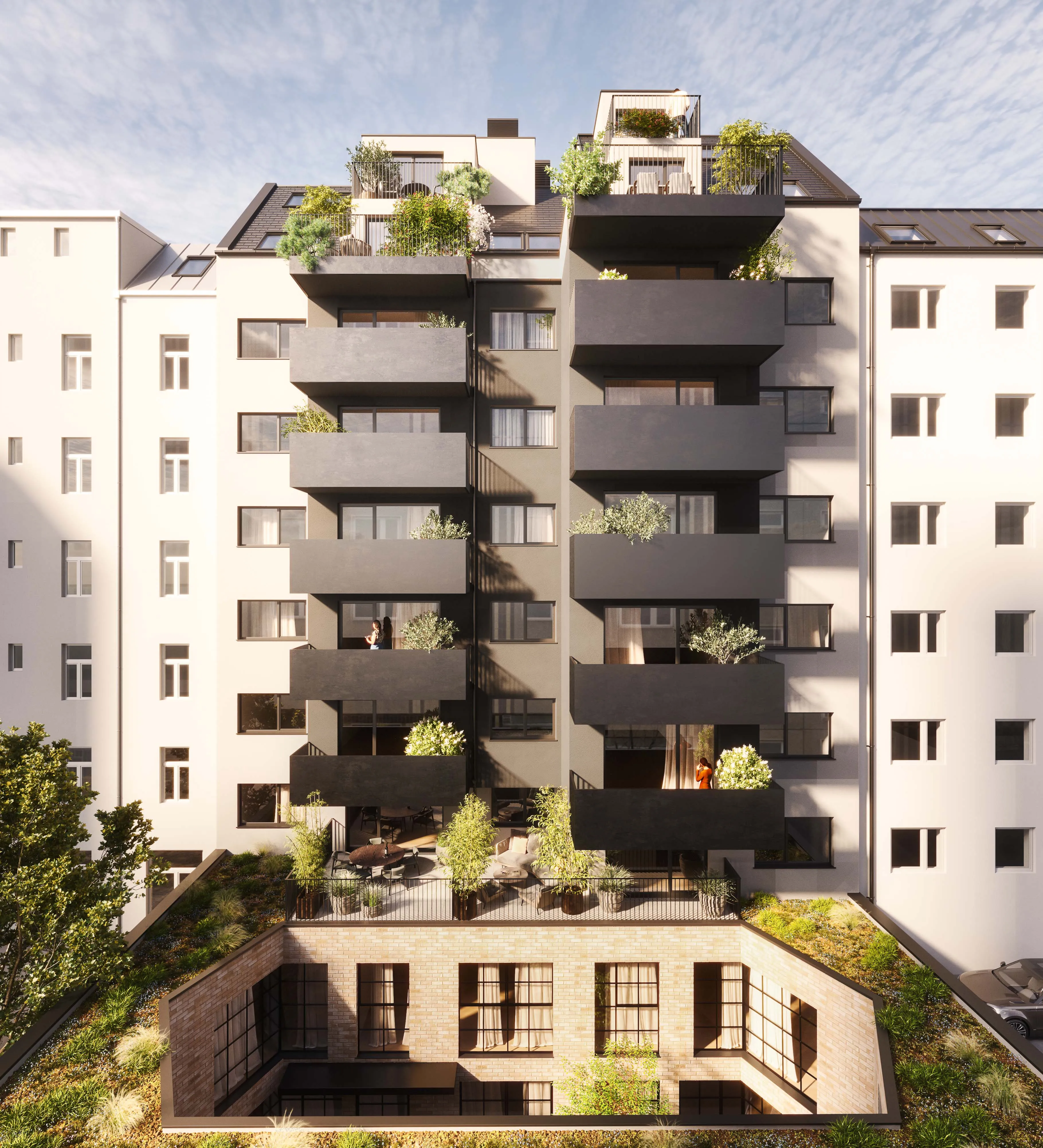 Modernes Wohngebäude mit Balkonen, die mit Pflanzen dekoriert sind, und einem begrünten Innenhof.