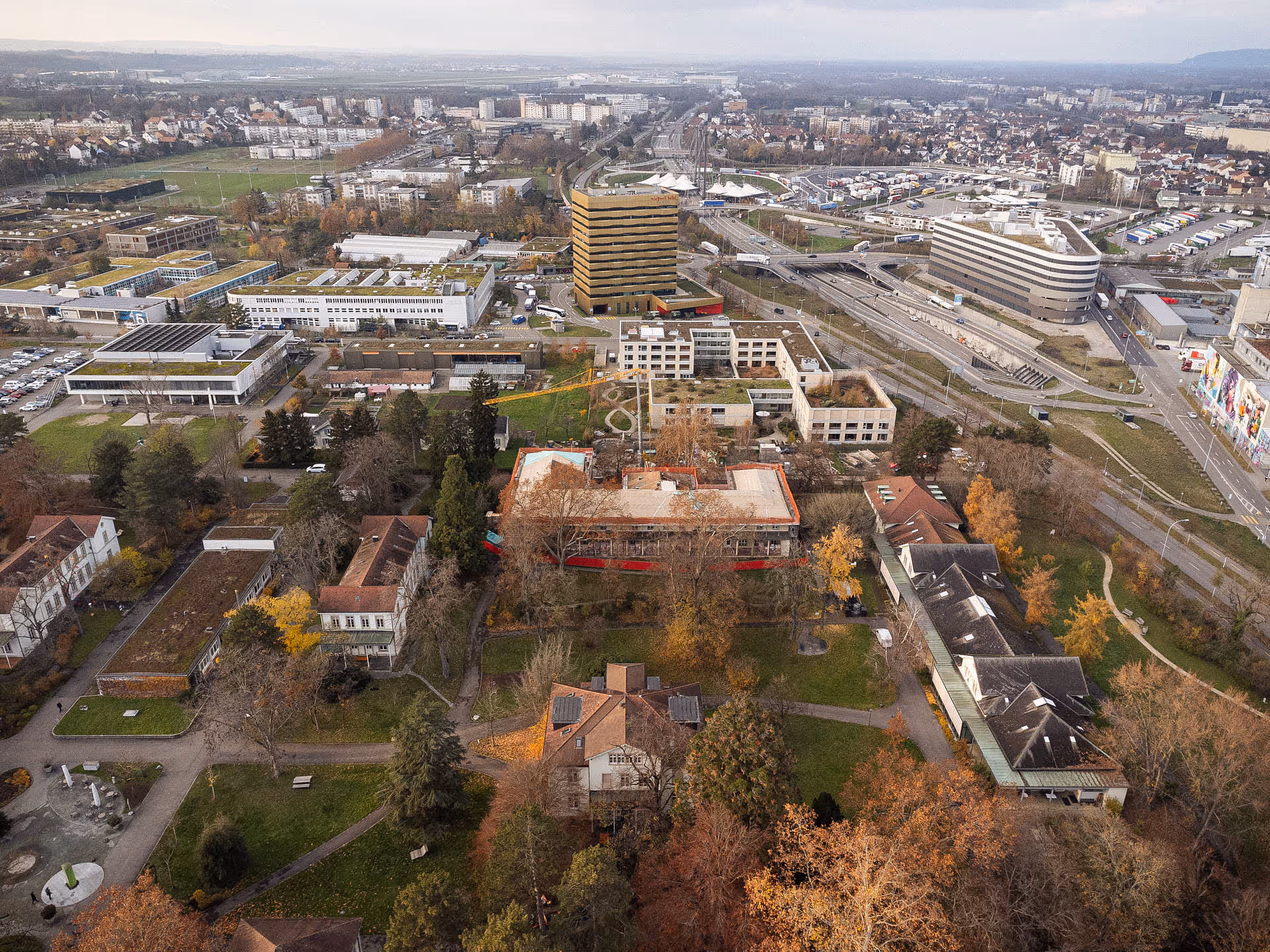 Weitwinkelfotoaufnahme des Areals der Suchtambulanz in Basel