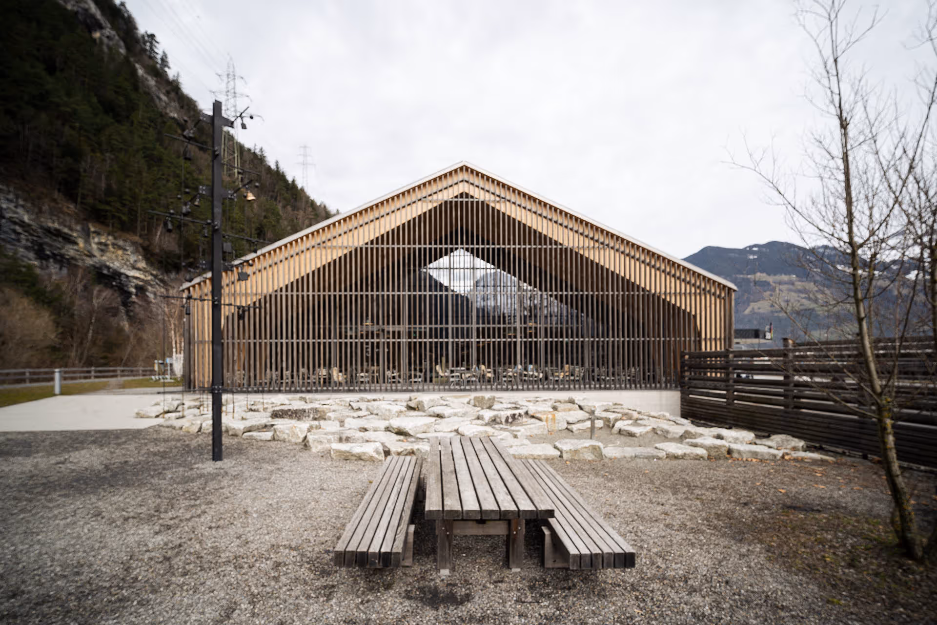 Fotoaufnahme Gotthard Raststätte Perspektive von der Seite