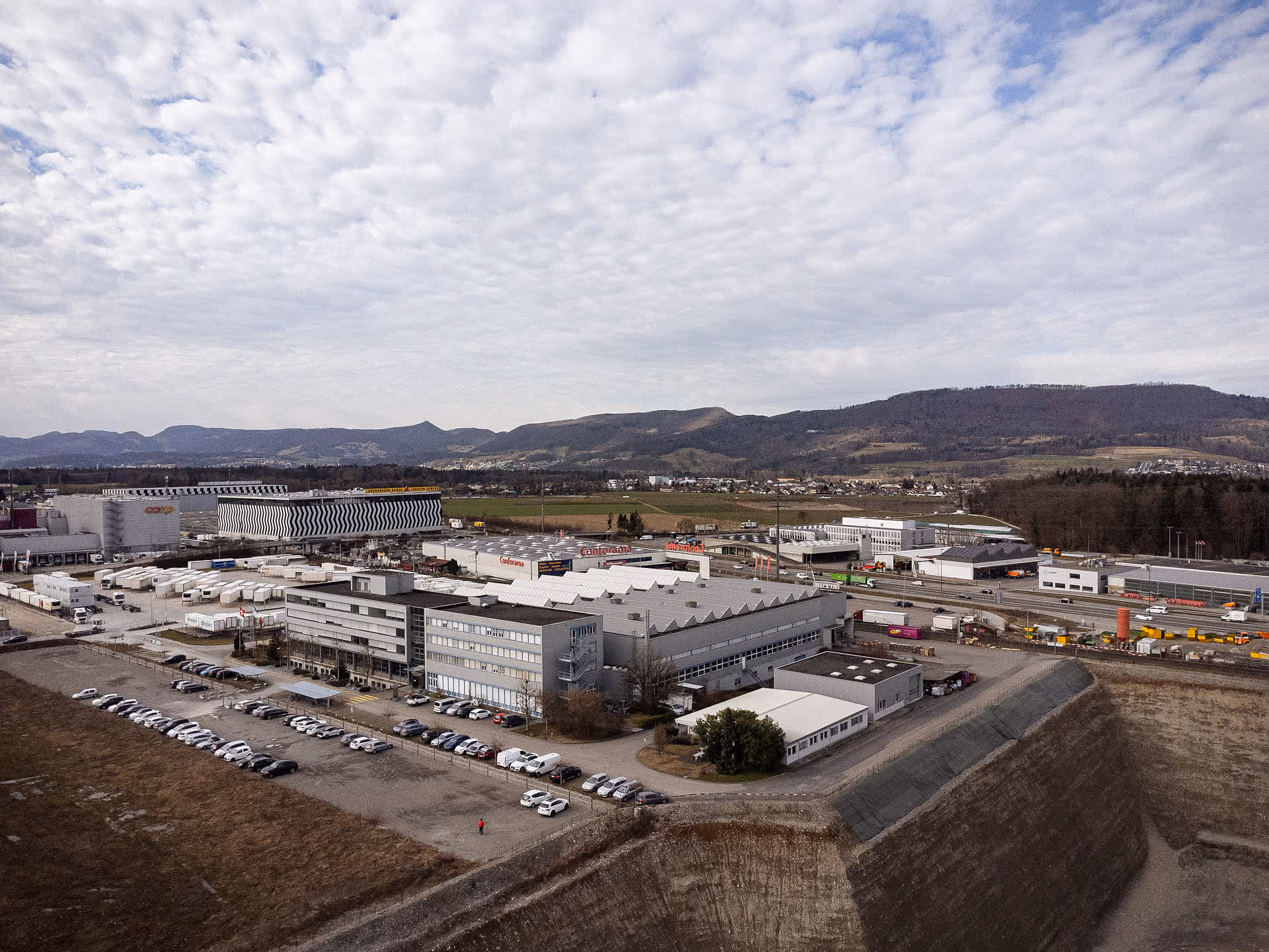 Drohnenaufnahme Weitwinkel des Gebäude der RS Properties AG