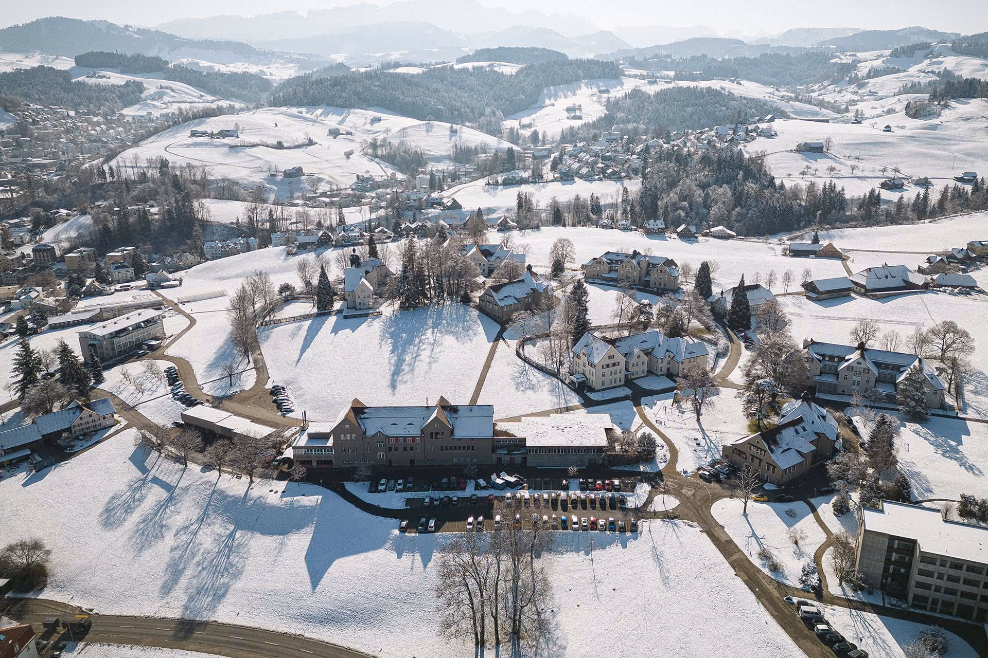 Drohnen-Weitwinkelfoto des Besucher- und Therapiezentrums Psychiatrie in Herisau