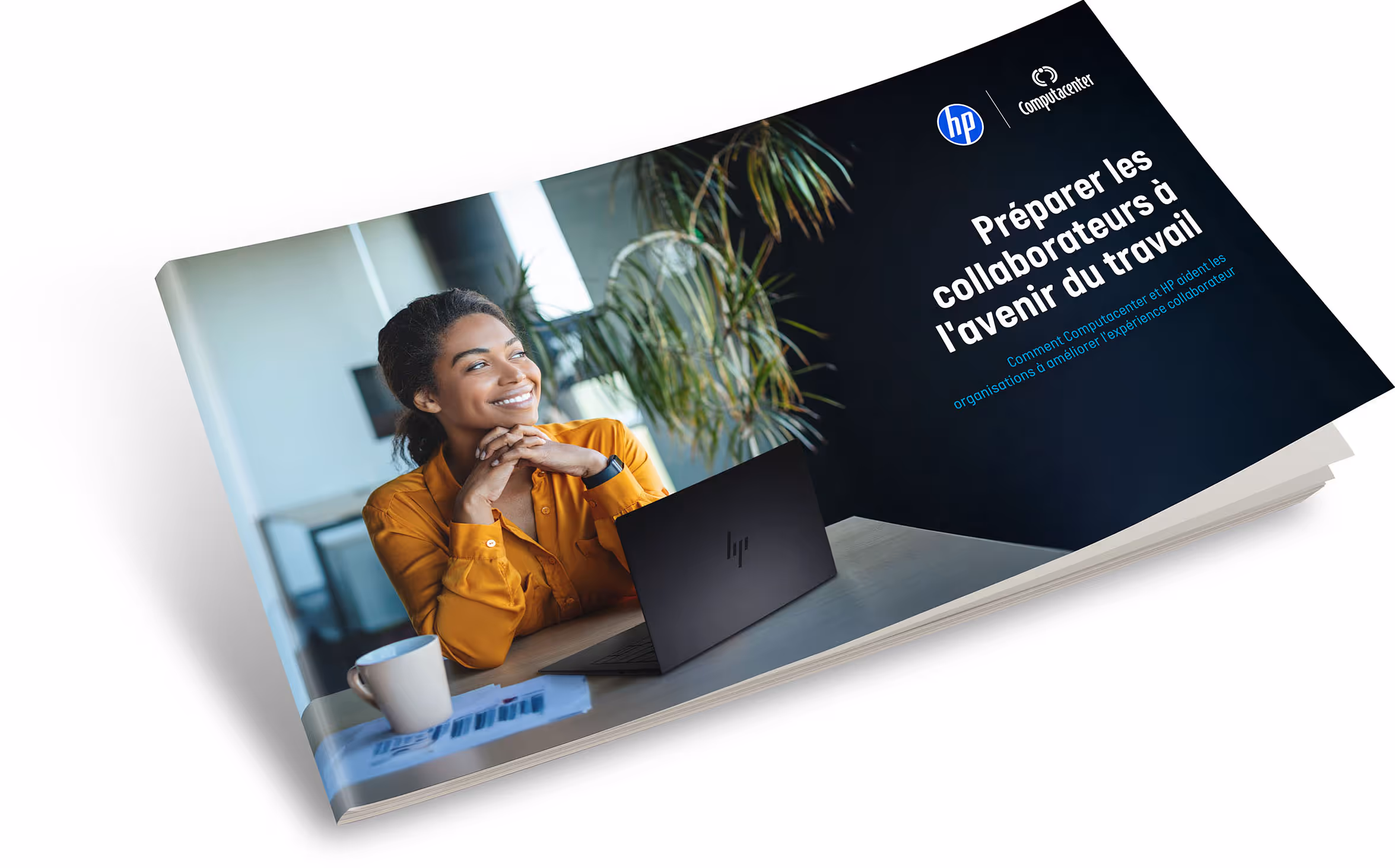 Une femme souriante en chemise orange assise à un bureau avec un ordinateur portable HP et une tasse, regardant à droite.