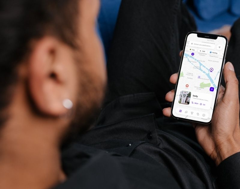Homme sur utilisation app Oriway