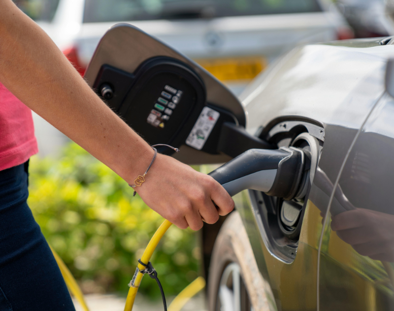 Collaborateur en train de mettre son VE en charge