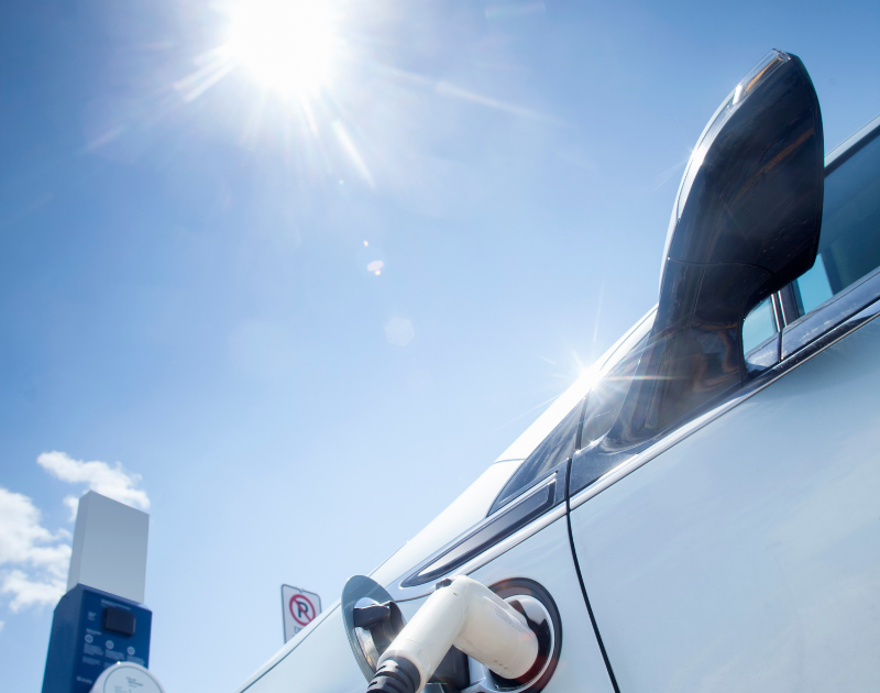 Voiture électrique en plein soleil
