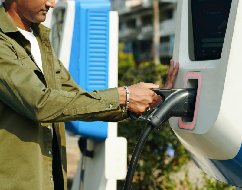 Collaborateur en cours de recharge de son véhicule électrique p