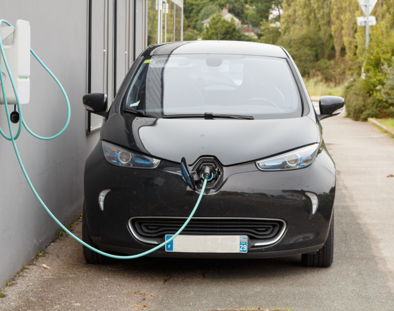 Voiture en charge à domicile borne installée chez le collaborateur