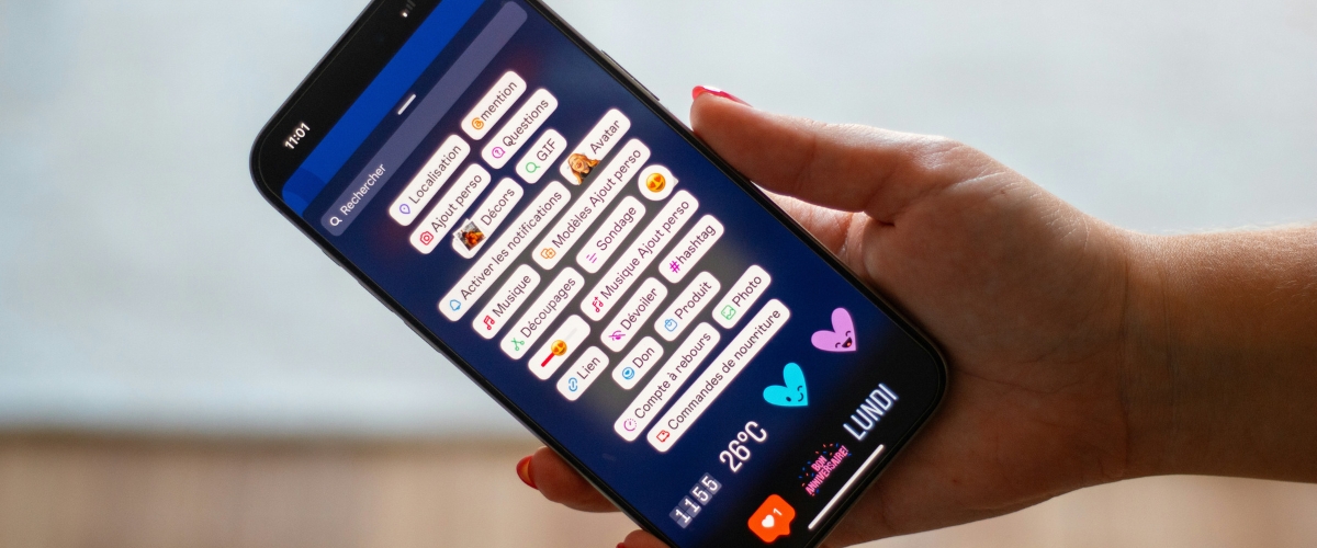 Téléphone affichant un profil Instagram