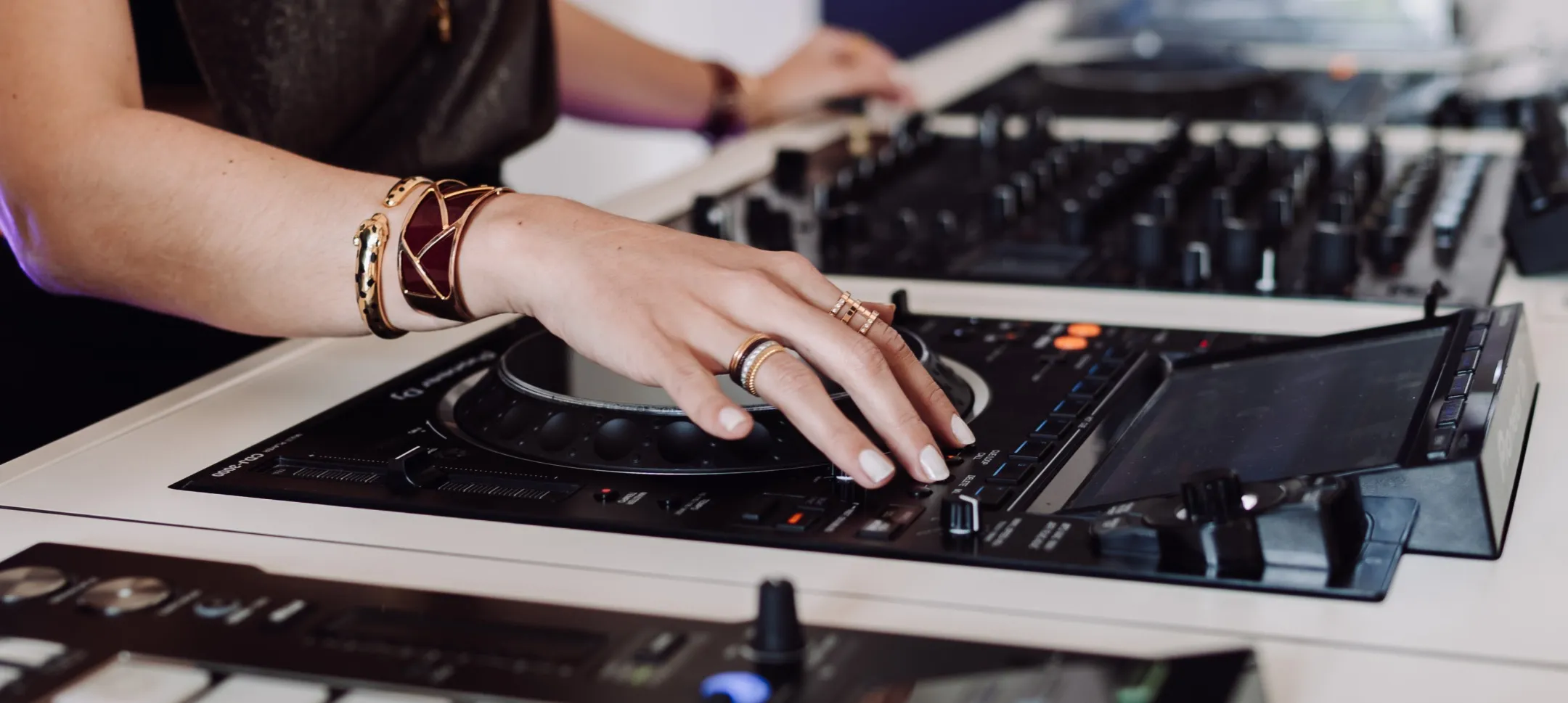 A close up of a DJ student using creative DJ effects during an intermediate DJ lesson.
