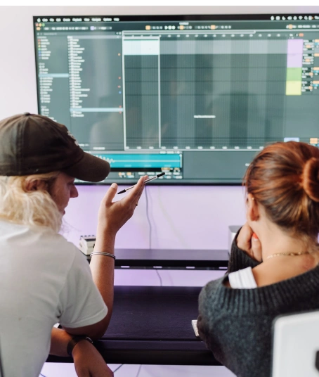 A music production shows his student how to produce with Logic Pro