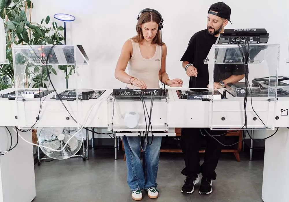 A DJ lesson gift voucher, making the best gift for a DJ this year! 1-1 lessons for any level