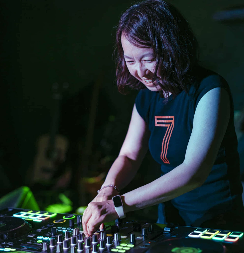 LSA DJ Course Graduate Mika Suzuki DJing