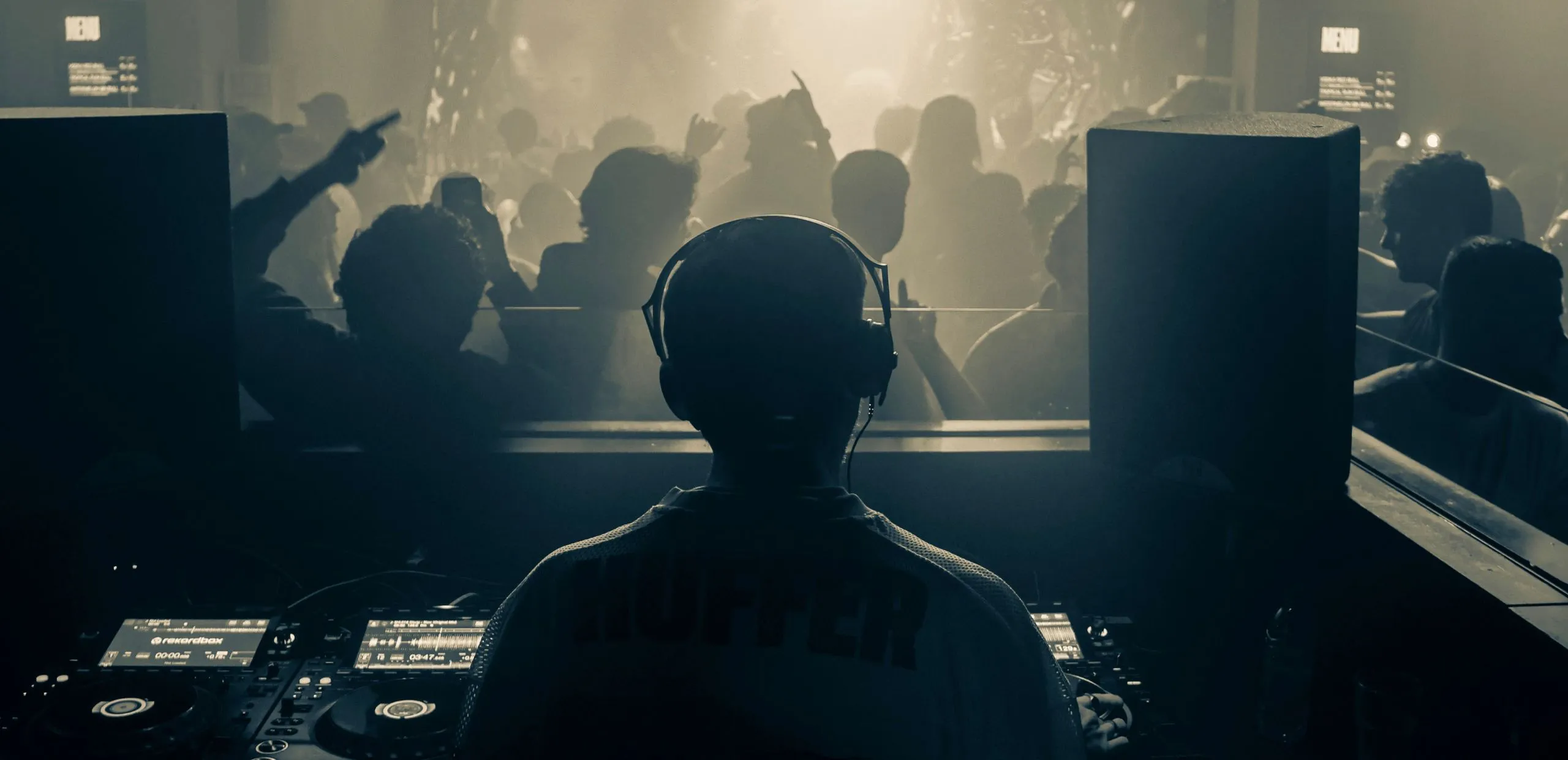 A hybrid DJ set performance