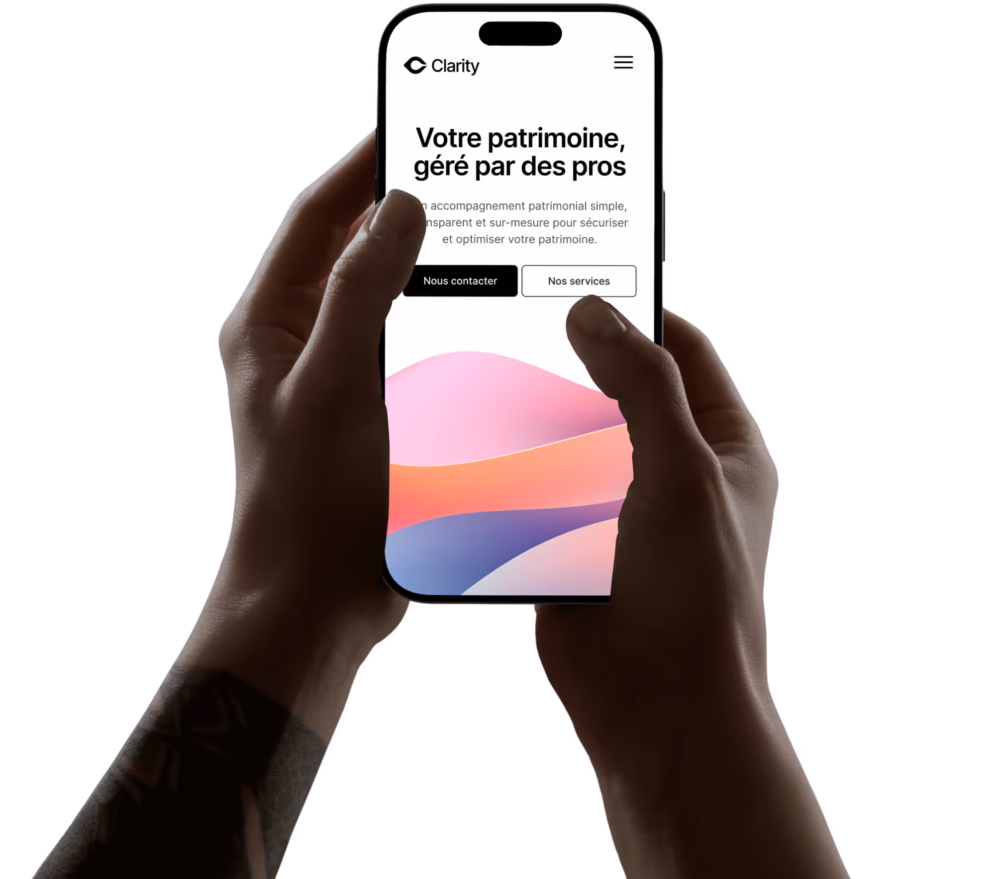 Personne tenant entre ses mains un smartphone affichant le site web de Clarity réalisé par julien belley pour un cabinet de gestion de patrimoine