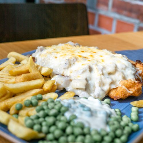 Schnitzel mit Pommes, Soße und Erbsen